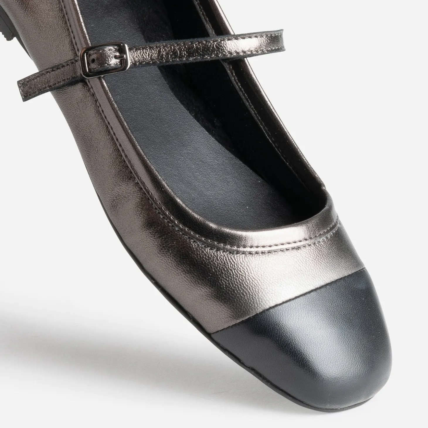 Babies gris métallisé cuir bout noir