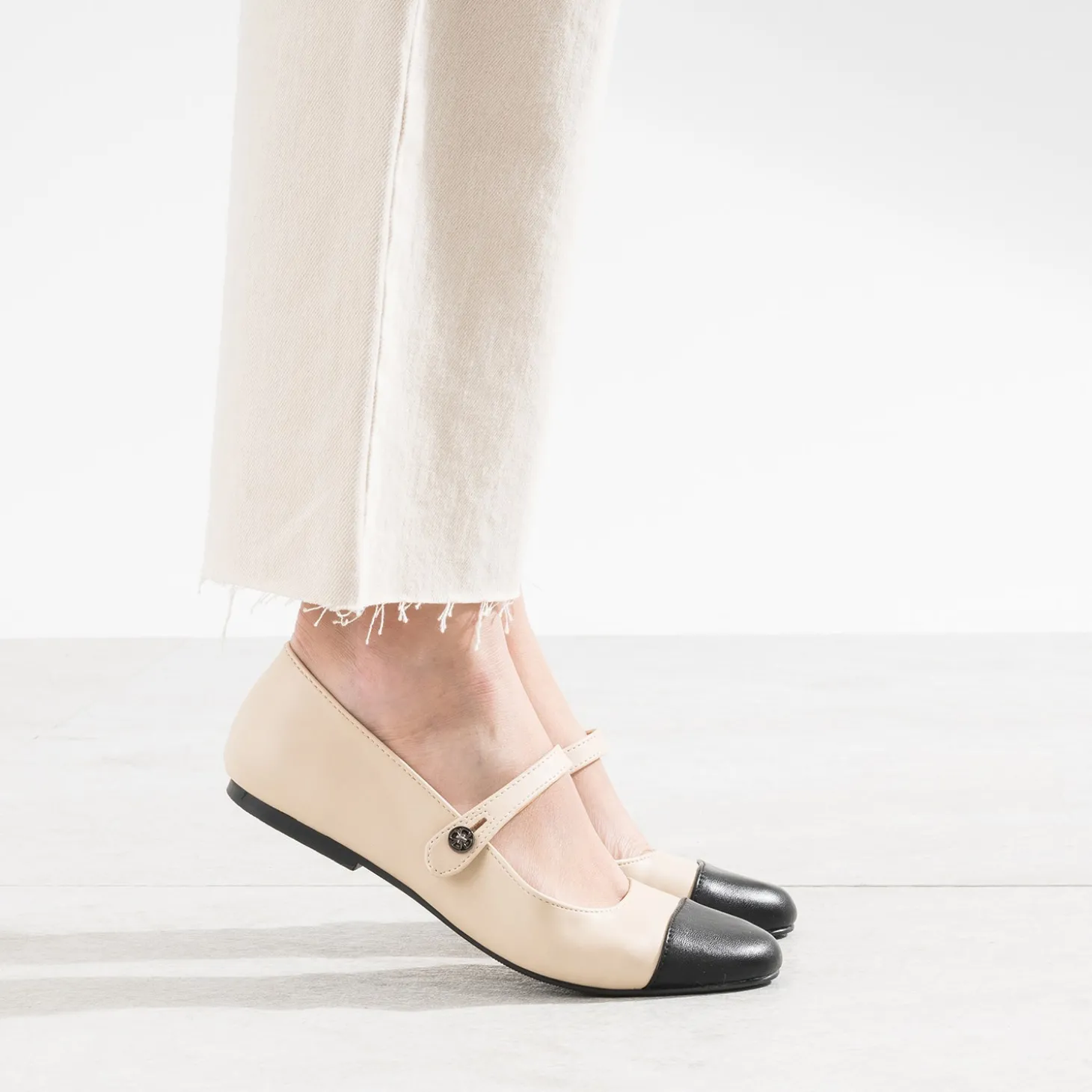 Ballerine beige bout noir à bride