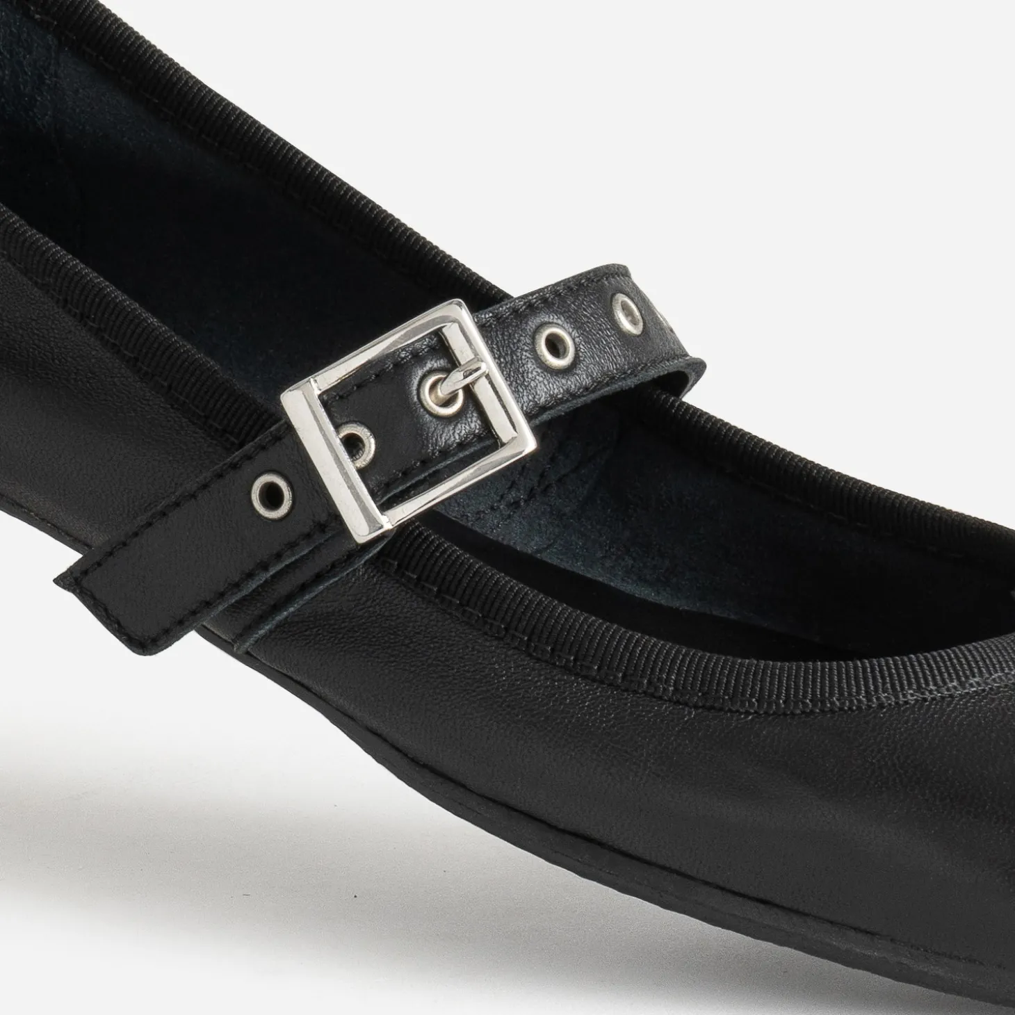 Ballerine noire en cuir avec bride à œillet