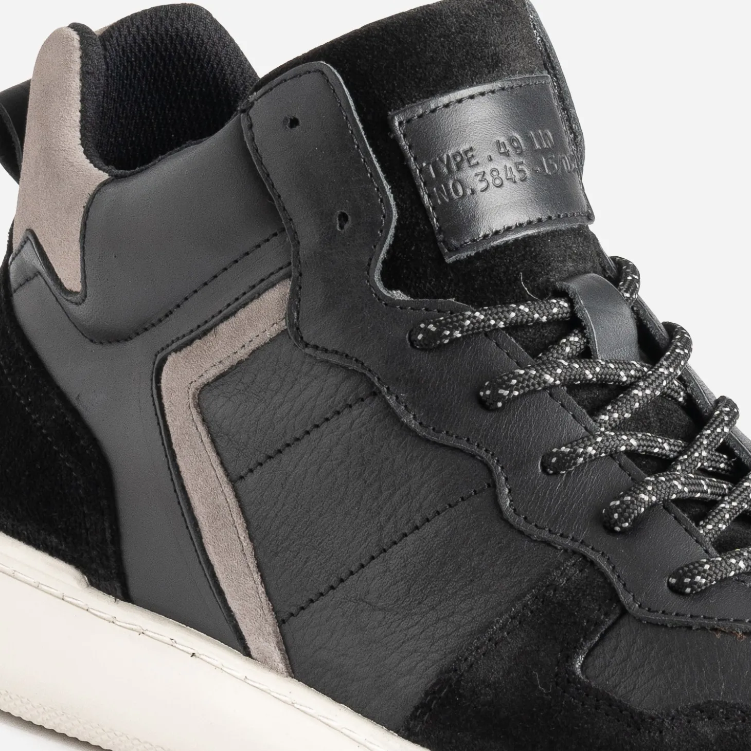 Basket montante noire et grise en cuir