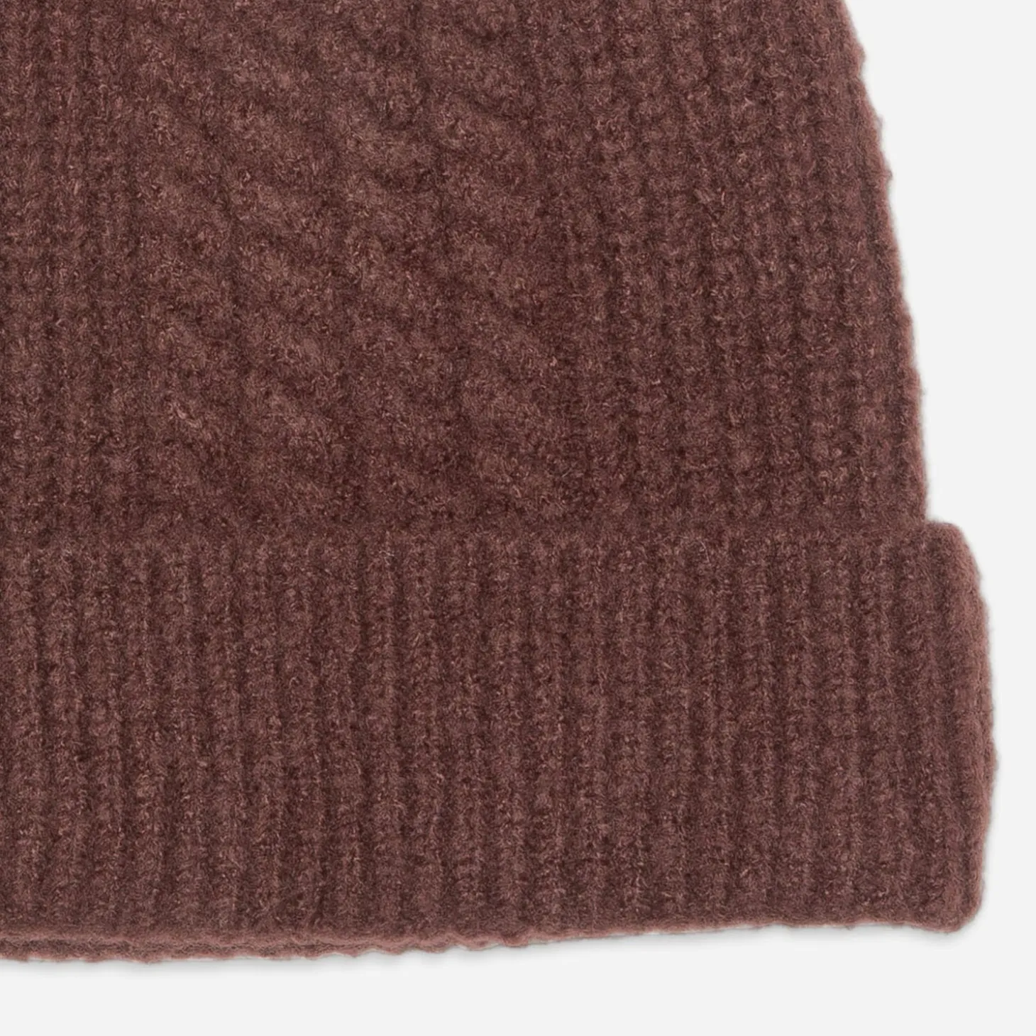 Bonnet bordeaux en tricot torsades