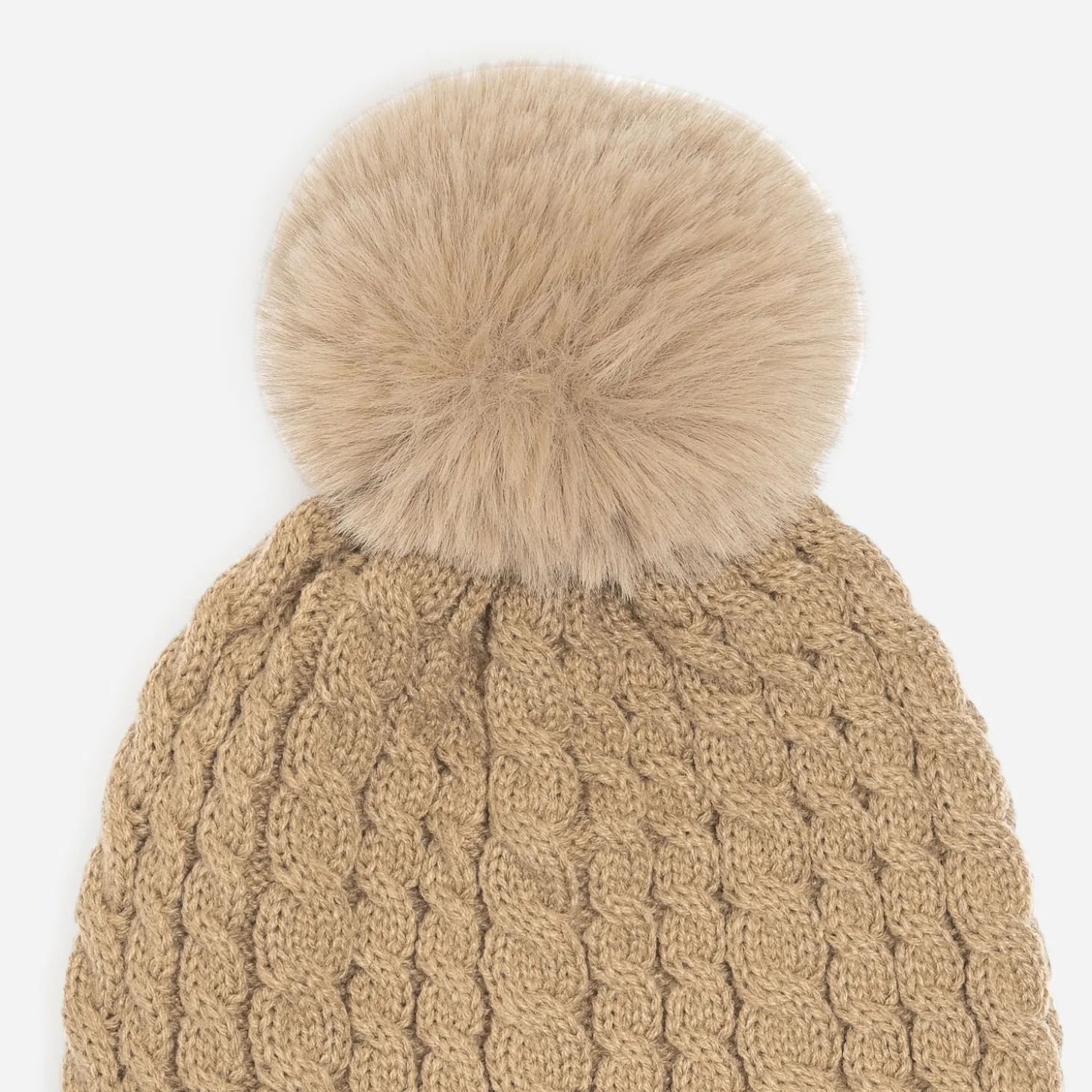 Bonnet camel en tricot torsadé à pompon
