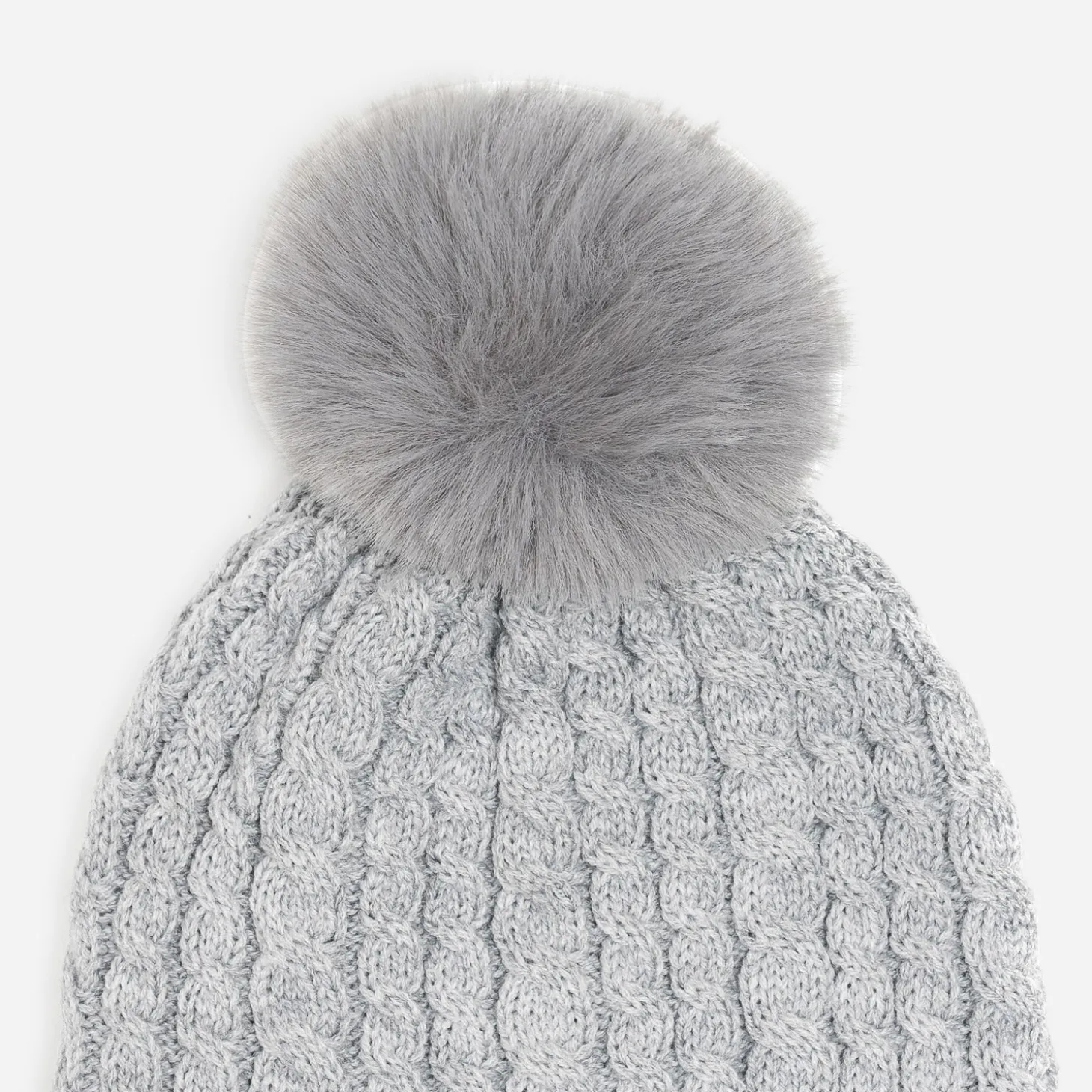 Bonnet gris tricot à torsades et pompon