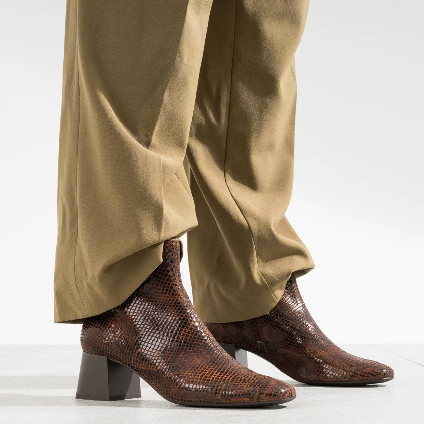 Boots cognac cuir velours effet python