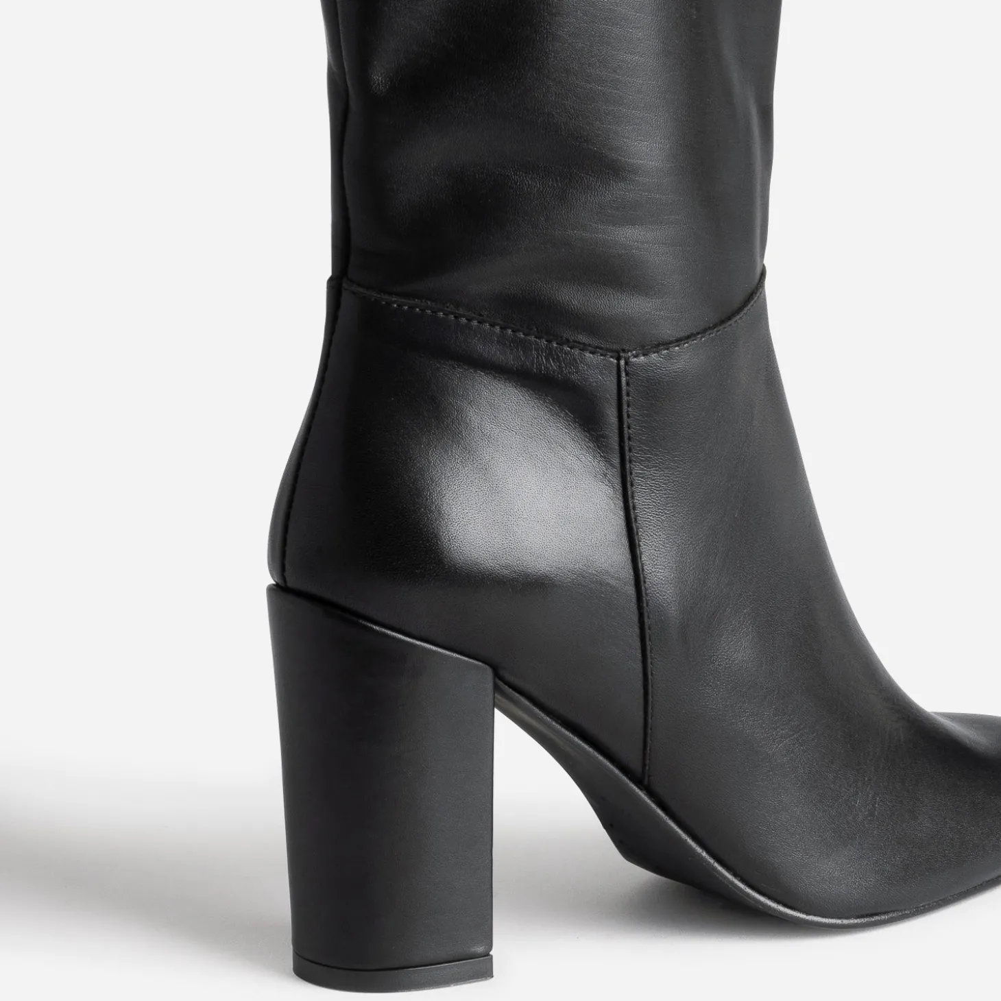 Botte à talon noire en cuir