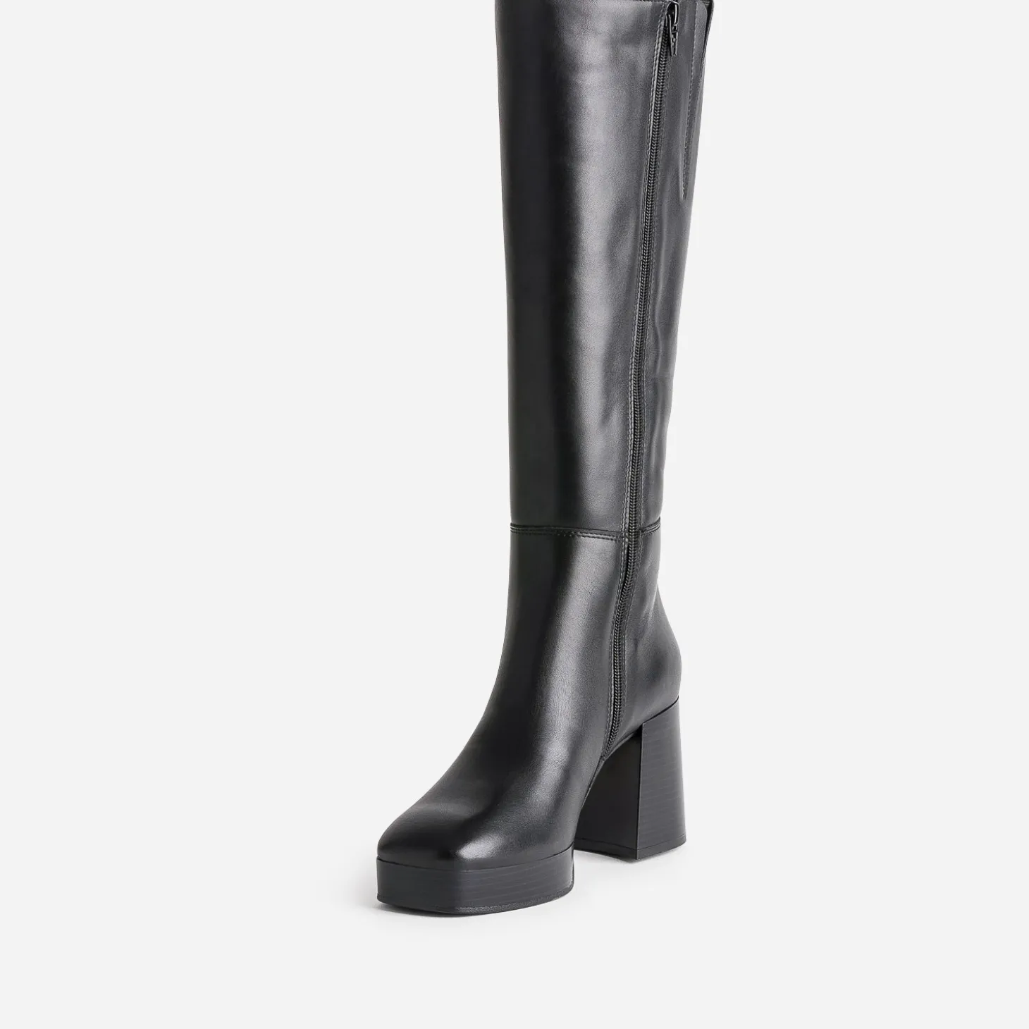 Botte noire en cuir à plateforme pour mollets fins
