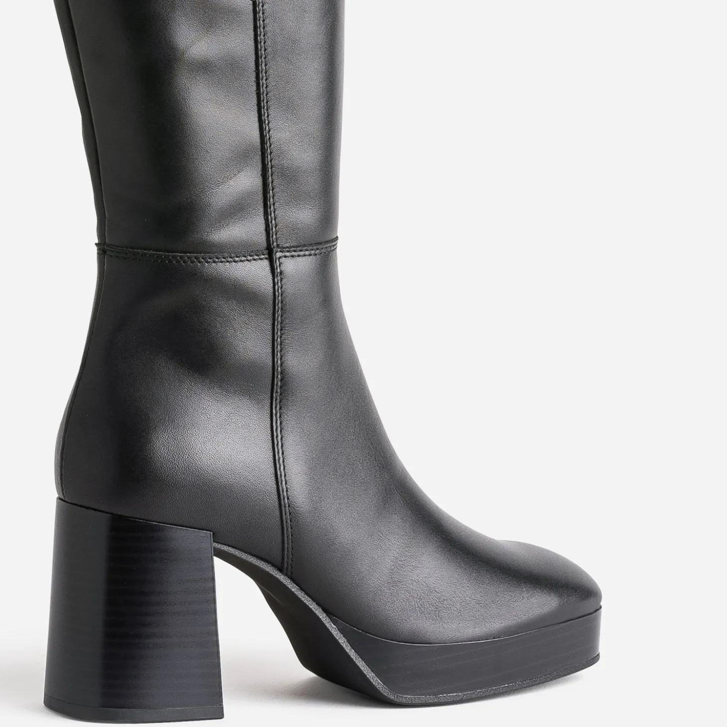 Botte noire en cuir à plateforme pour mollets fins