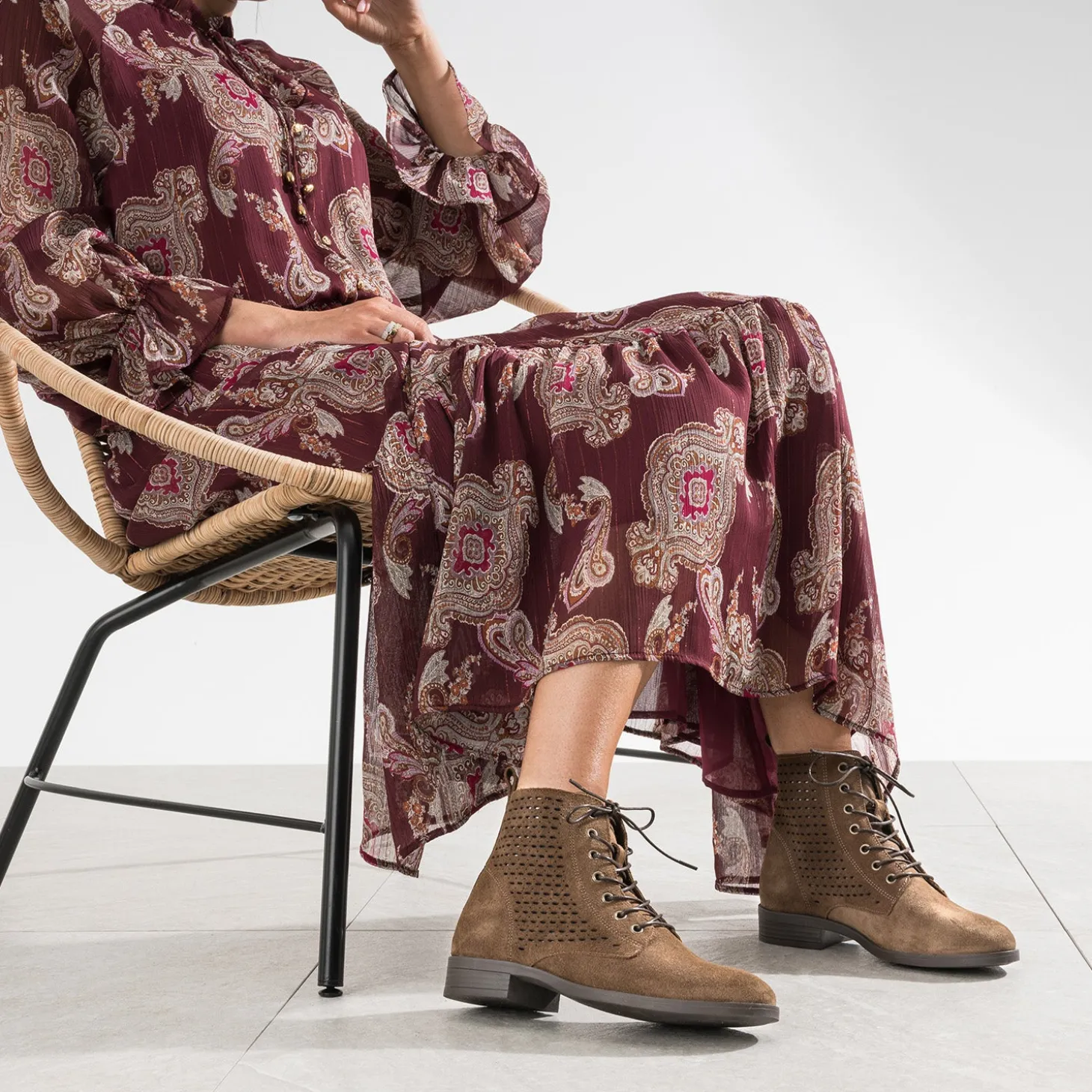 Bottine taupe cuir velours à lacet