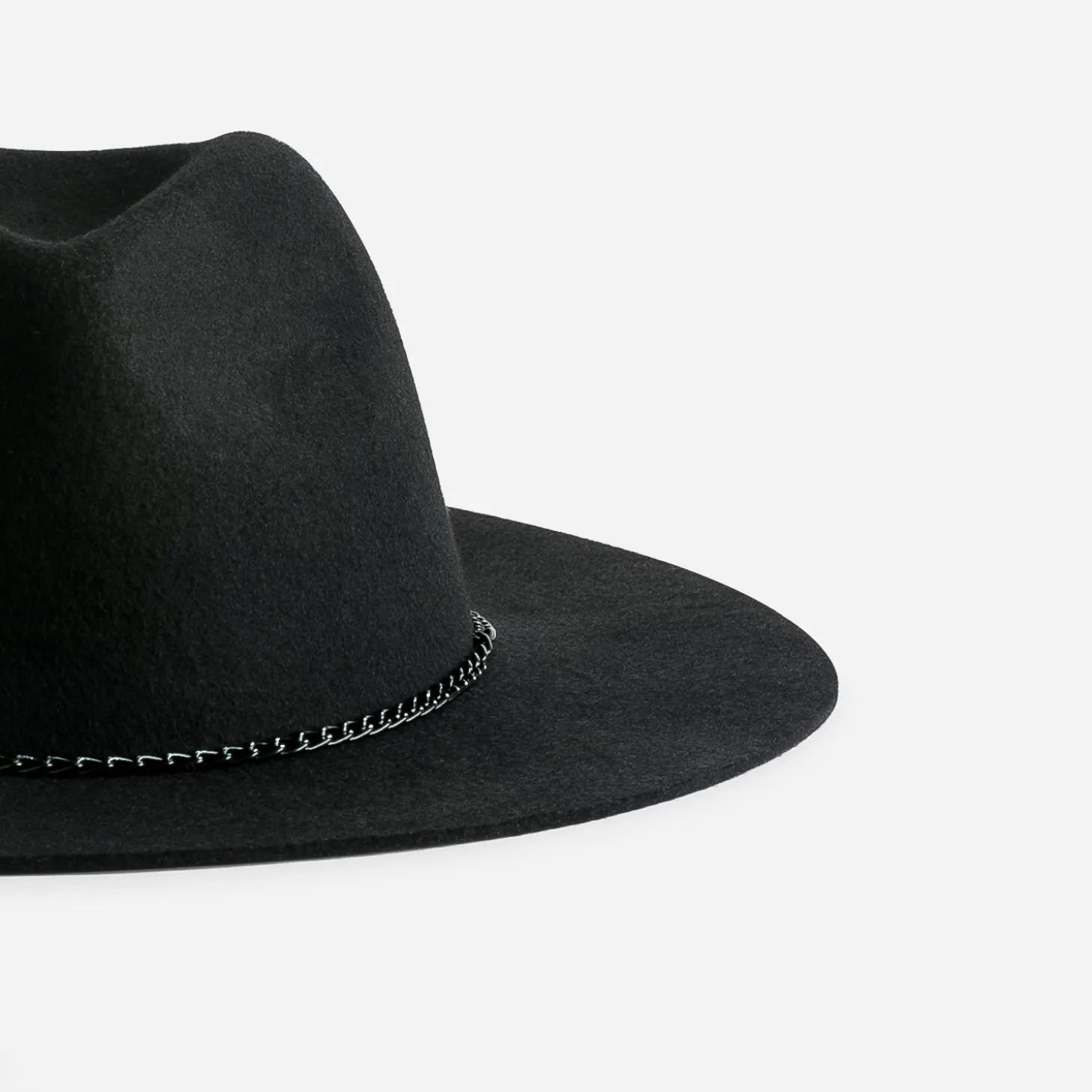 Chapeau noir laine feutrée avec galon-chaînette