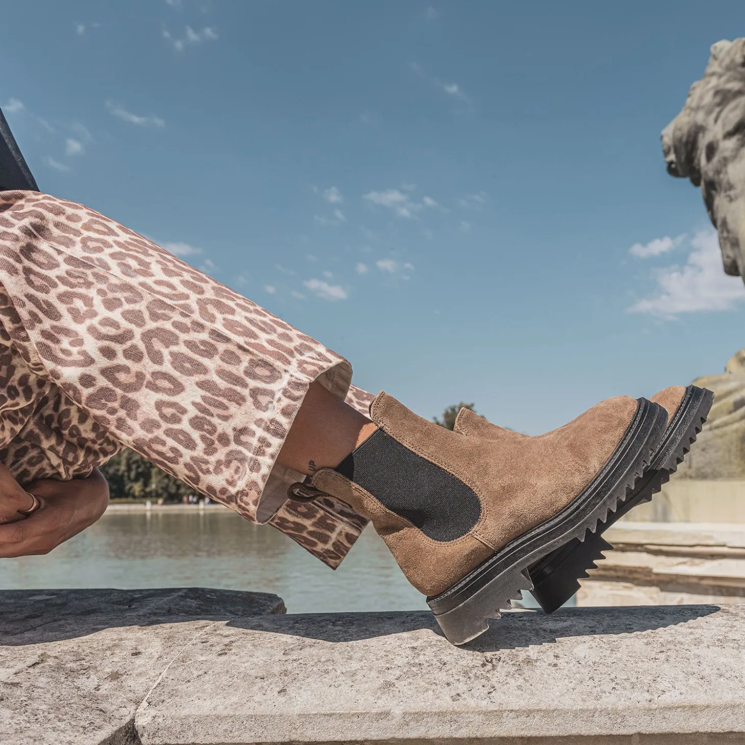 Chelsea boots TEXTO beige foncé en cuir velours