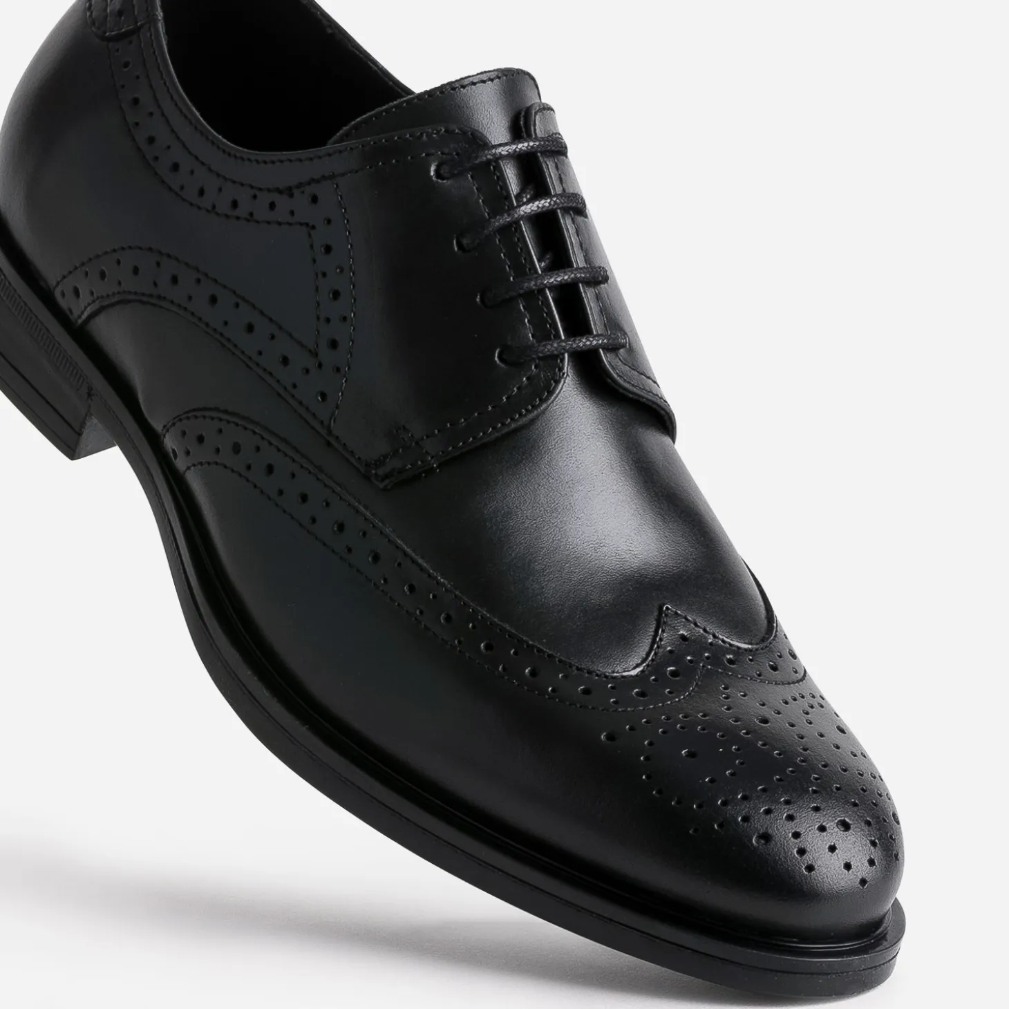 Derby noir en cuir à bout fleuri