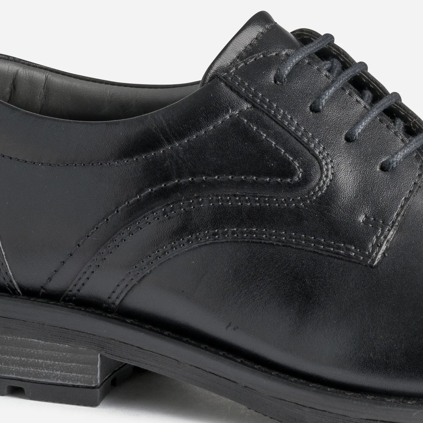 Derby noir en cuir à doublure carreaux