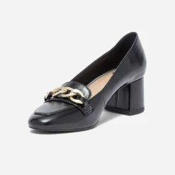 Escarpin noir à talon et chaîne-bijou