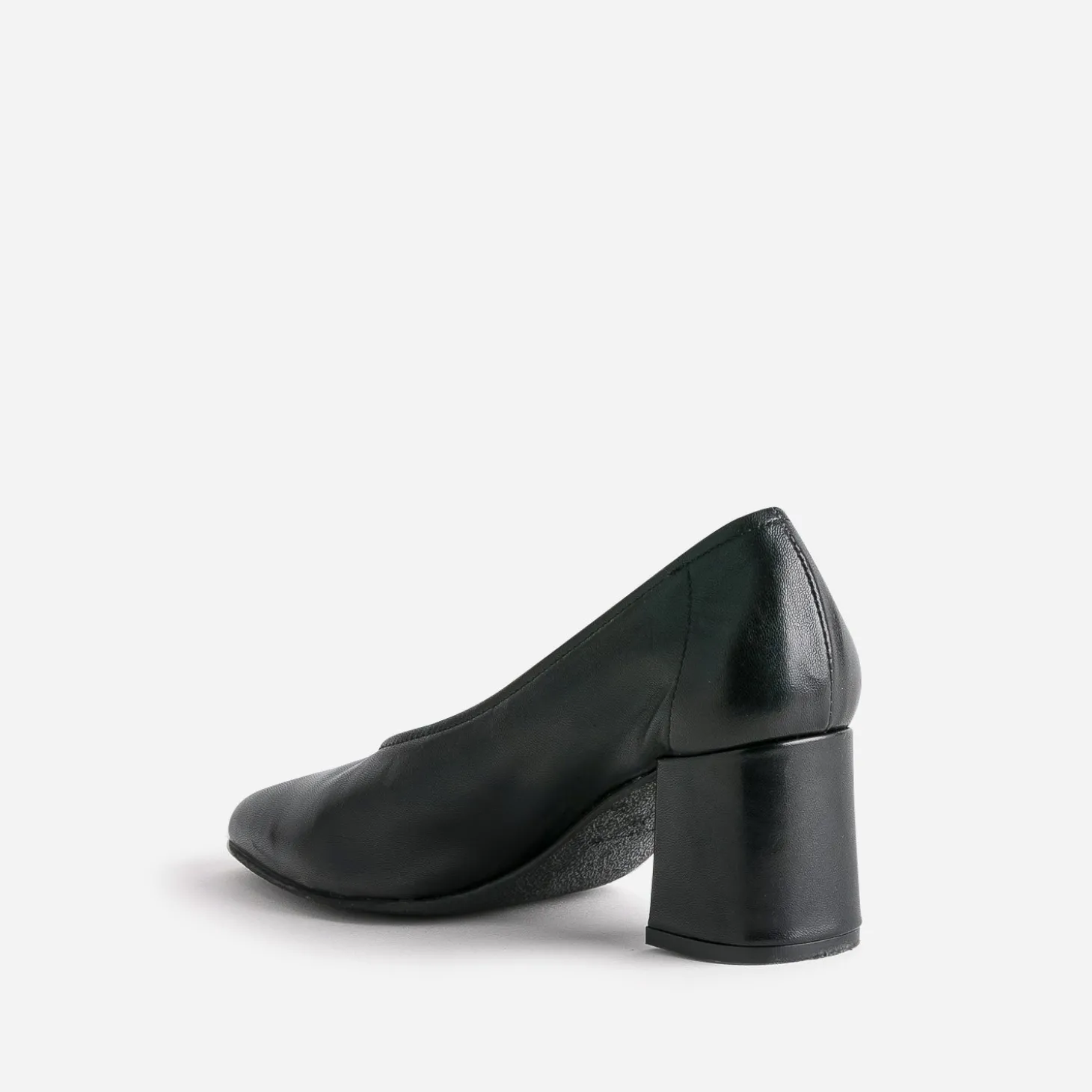 Escarpin noir en cuir à décolleté couvrant
