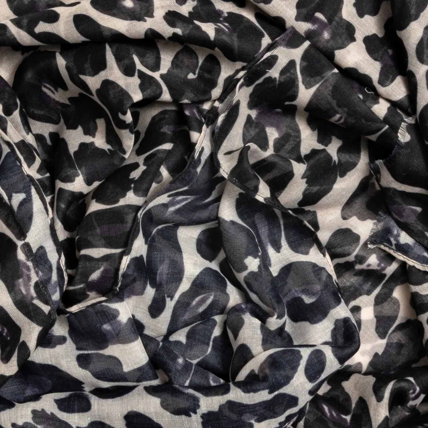 Foulard beige à motif léopard