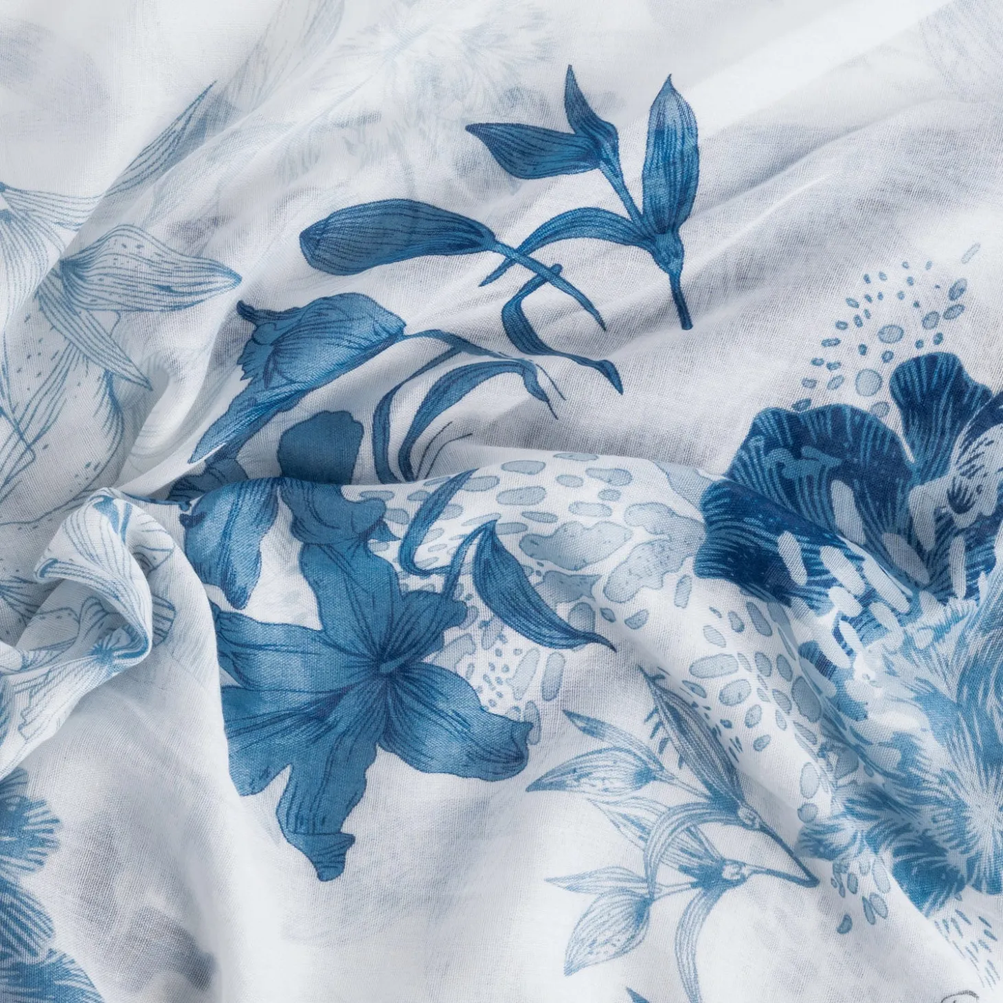 Foulard blanc à motif fleurs bleues