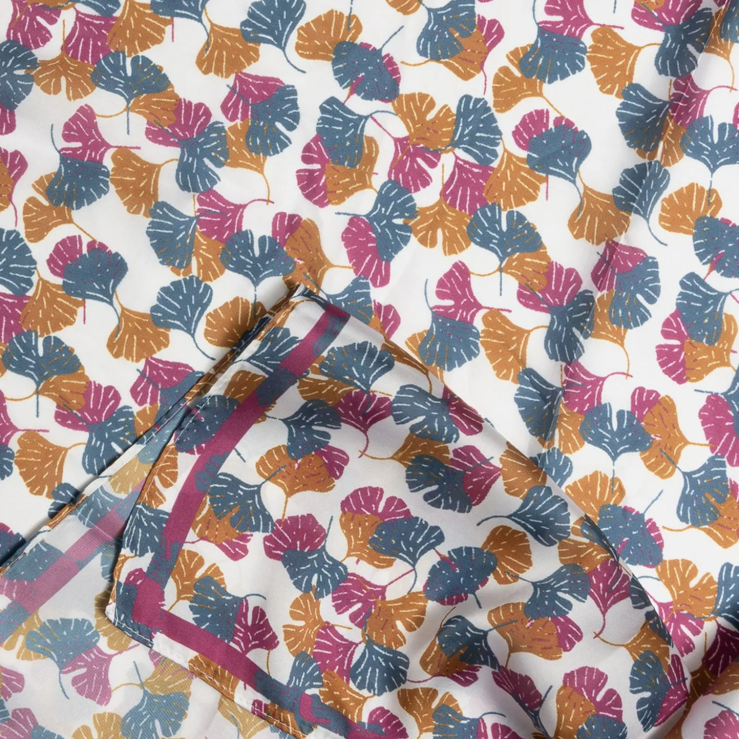 Foulard écru imprimé feuilles