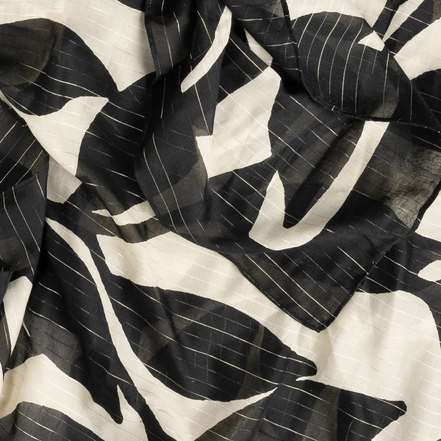 Foulard noir motif maxi feuilles