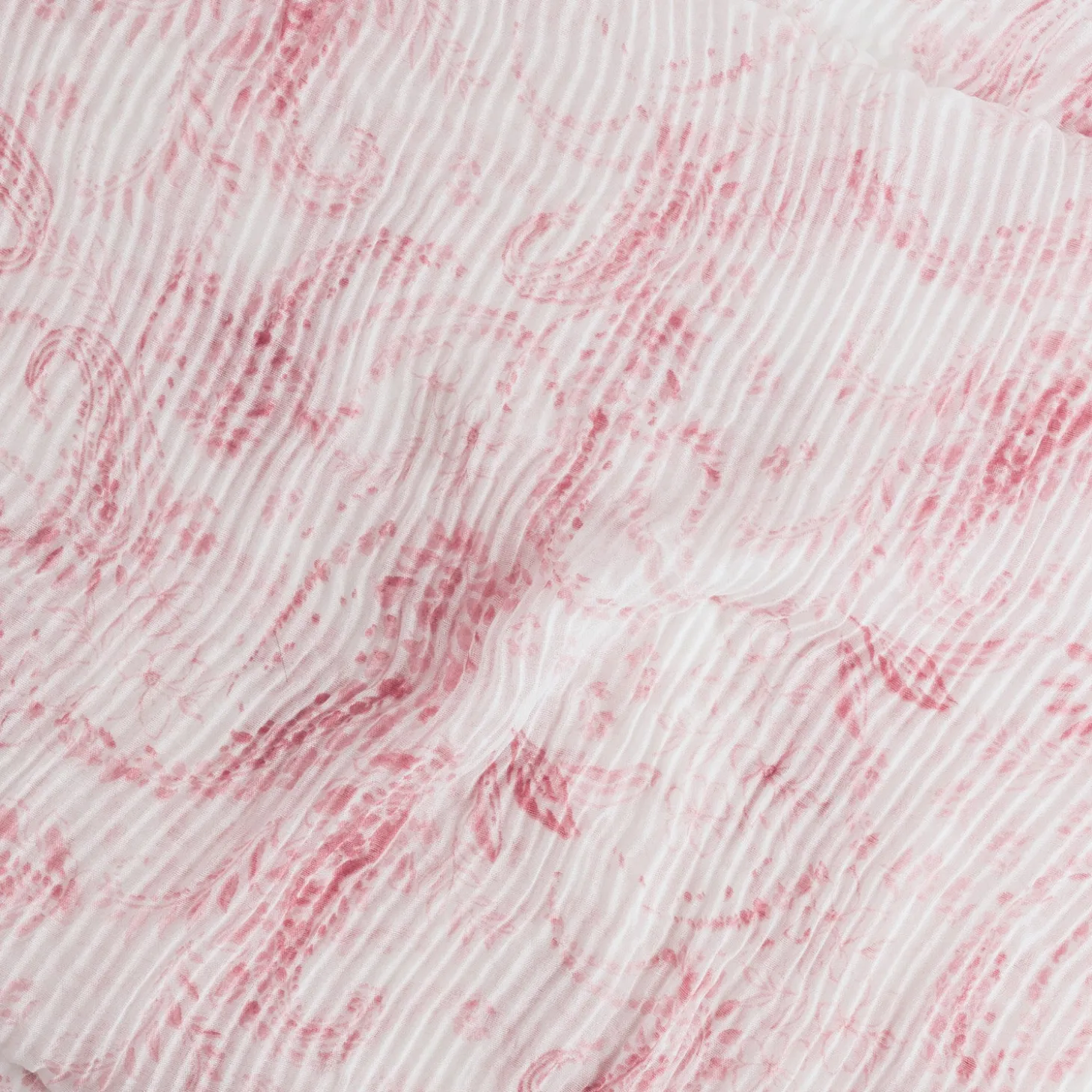 Foulard rose plissé imprimé cachemire