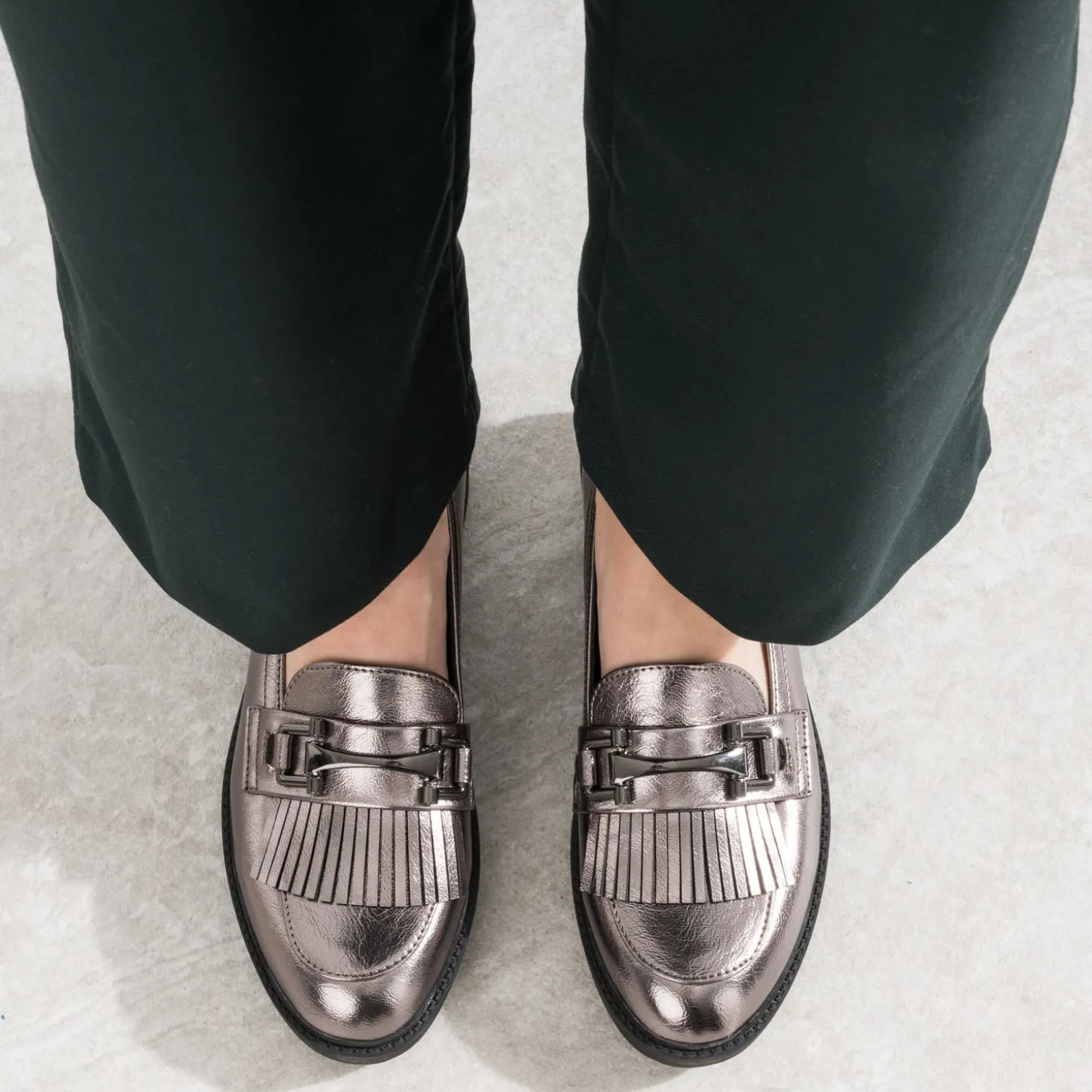 Mocassin gris foncé métallisé à franges