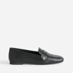 Mocassin noir en cuir rivets dorés