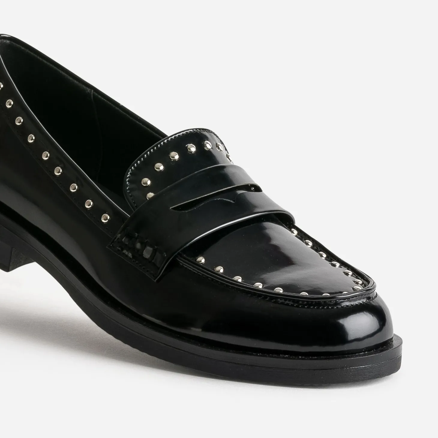Mocassin noir verni clouté