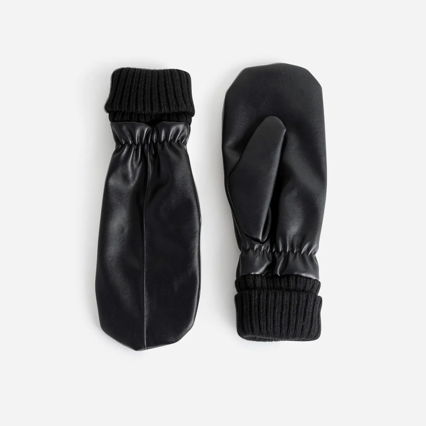 Moufles noires avec bords-côtes