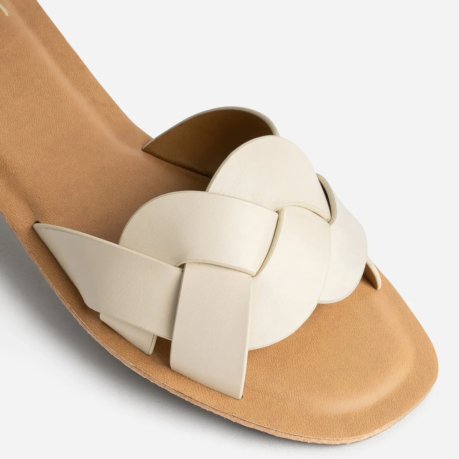 Mule beige larges brides tressées