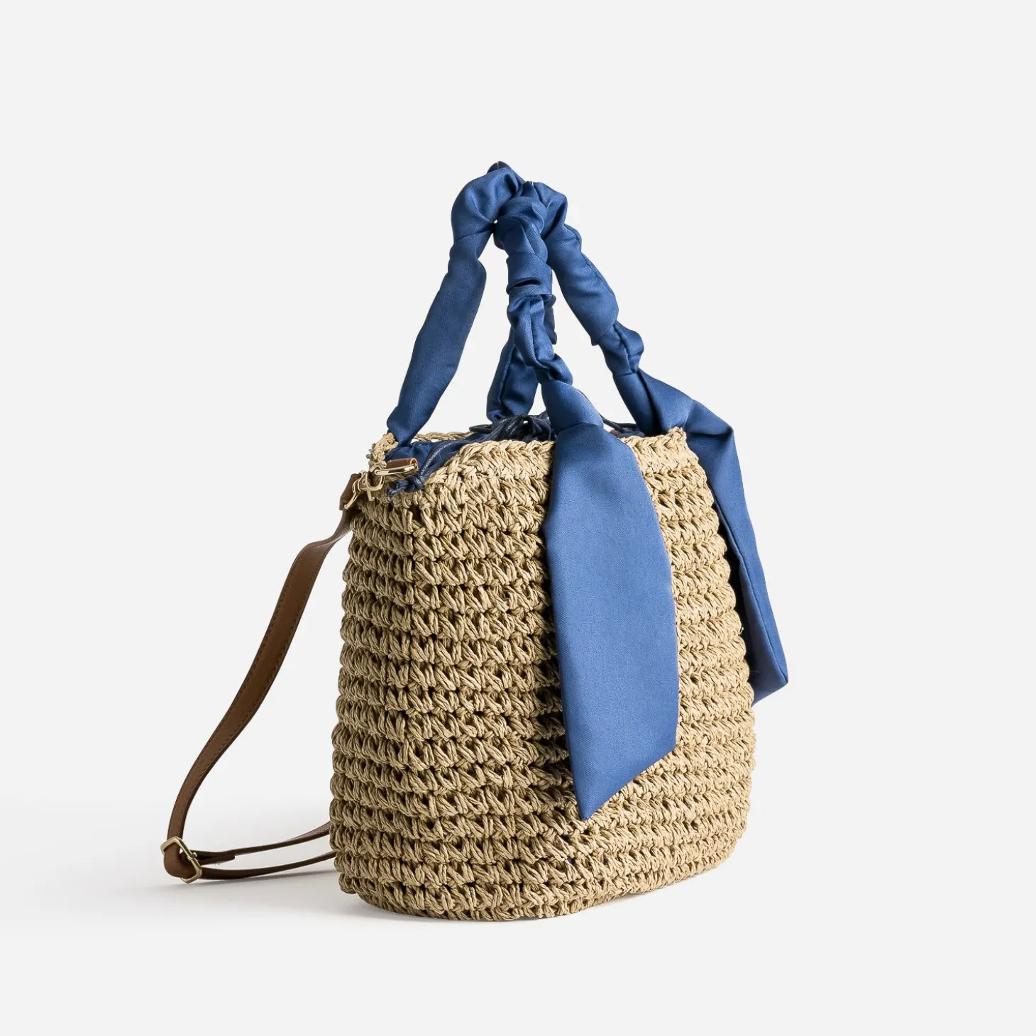 Panier beige foncé tressé à anses bleues