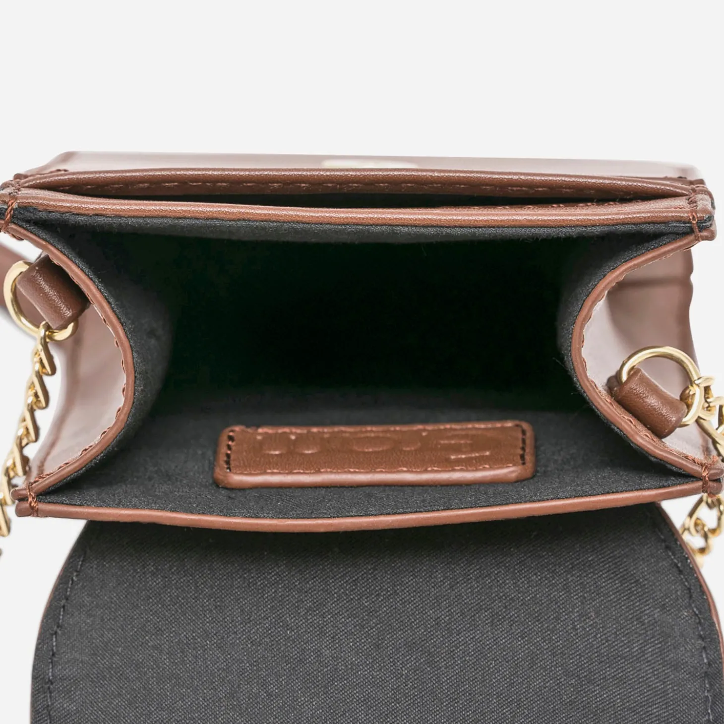 Pochette à téléphone cognac avec embossage