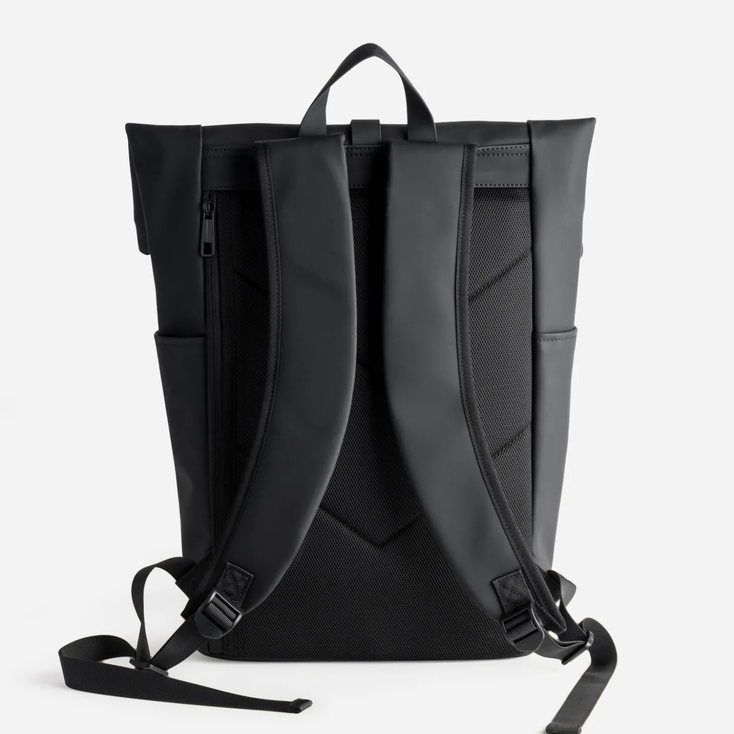Sac à dos noir mat toucher gomme