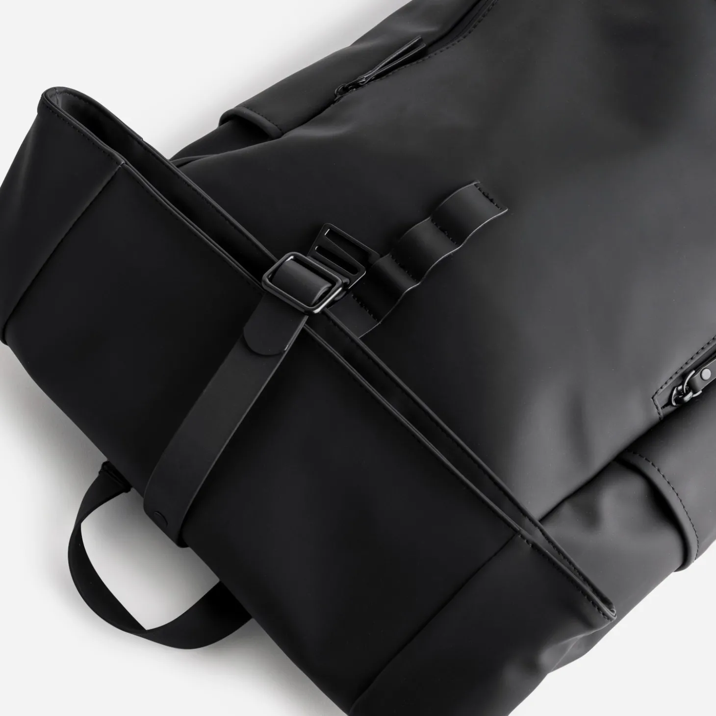 Sac à dos noir mat toucher gomme
