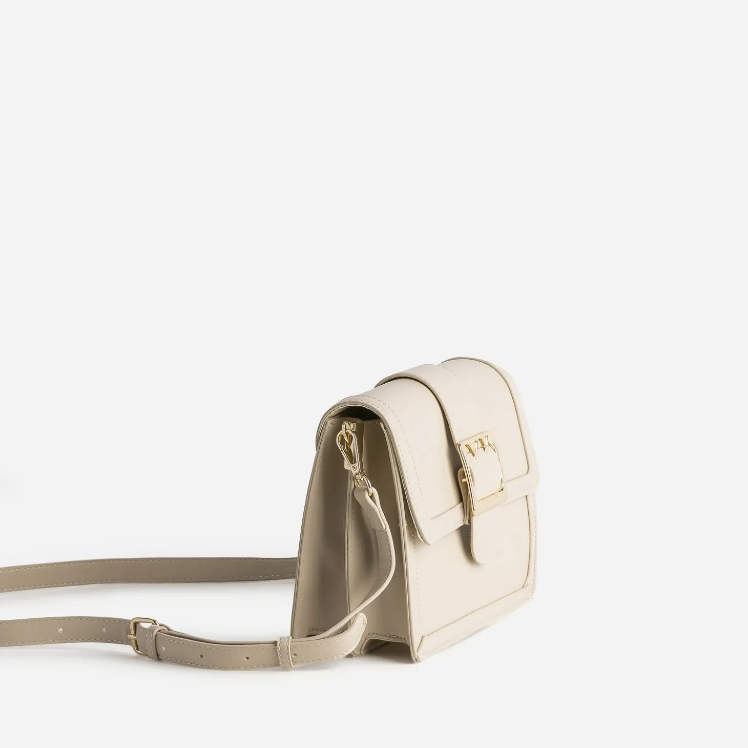 Sac à main beige avec boucle métal