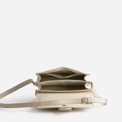 Sac à main beige avec boucle métal