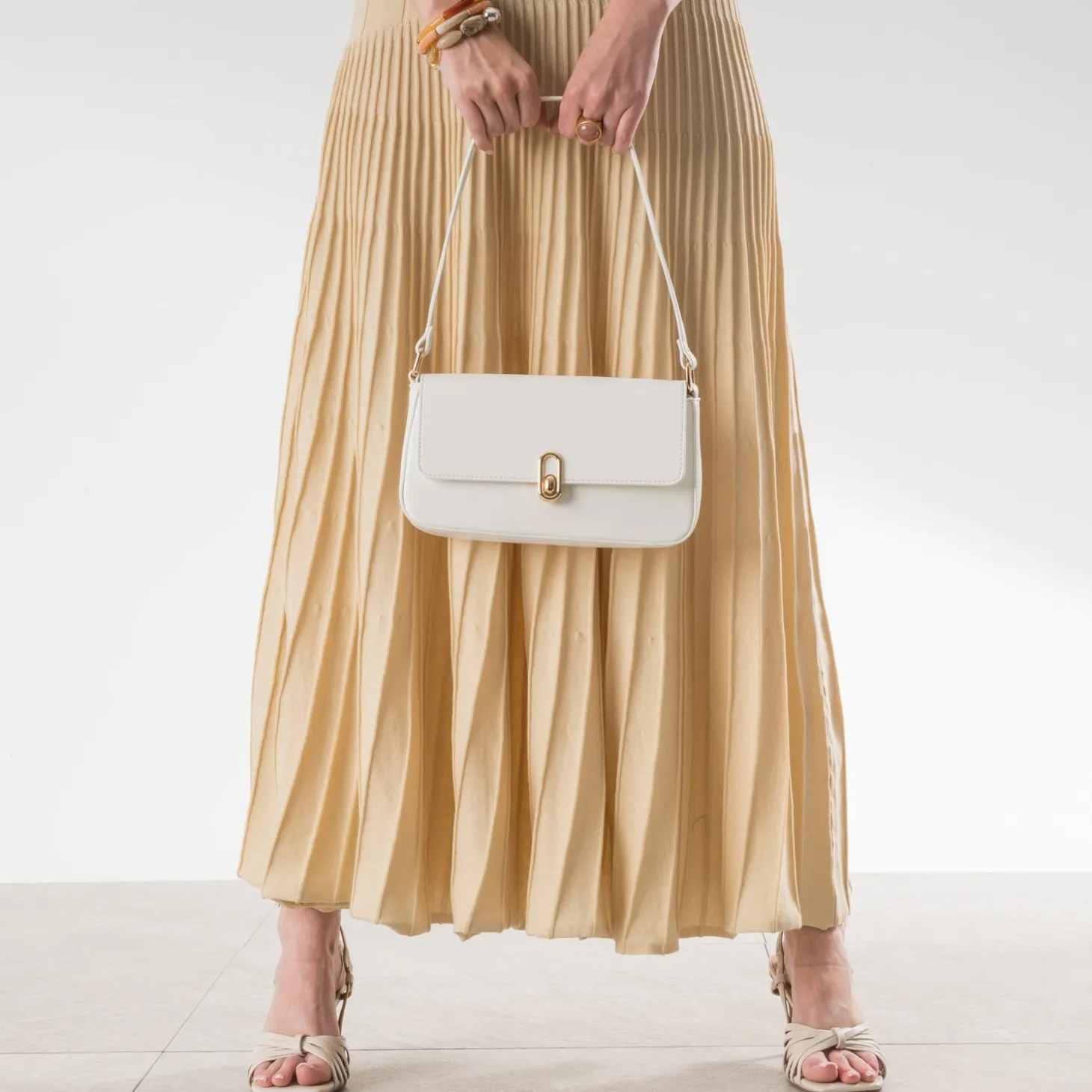 Sac à main blanc métalleries dorées