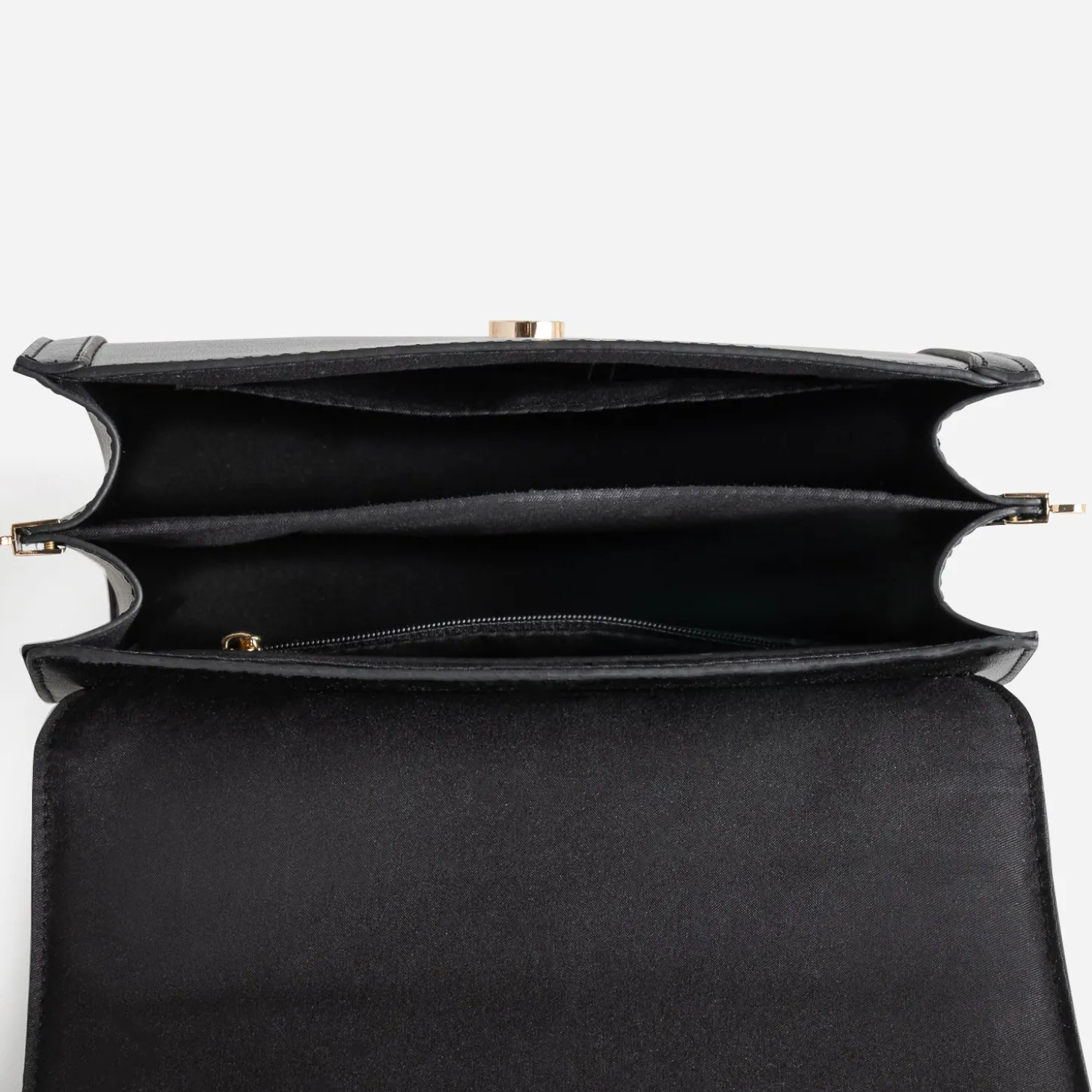 Sac à main noir avec boucle métal