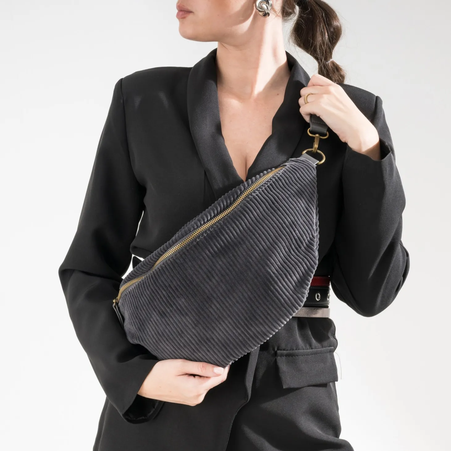 Sac banane gris velours côtelé