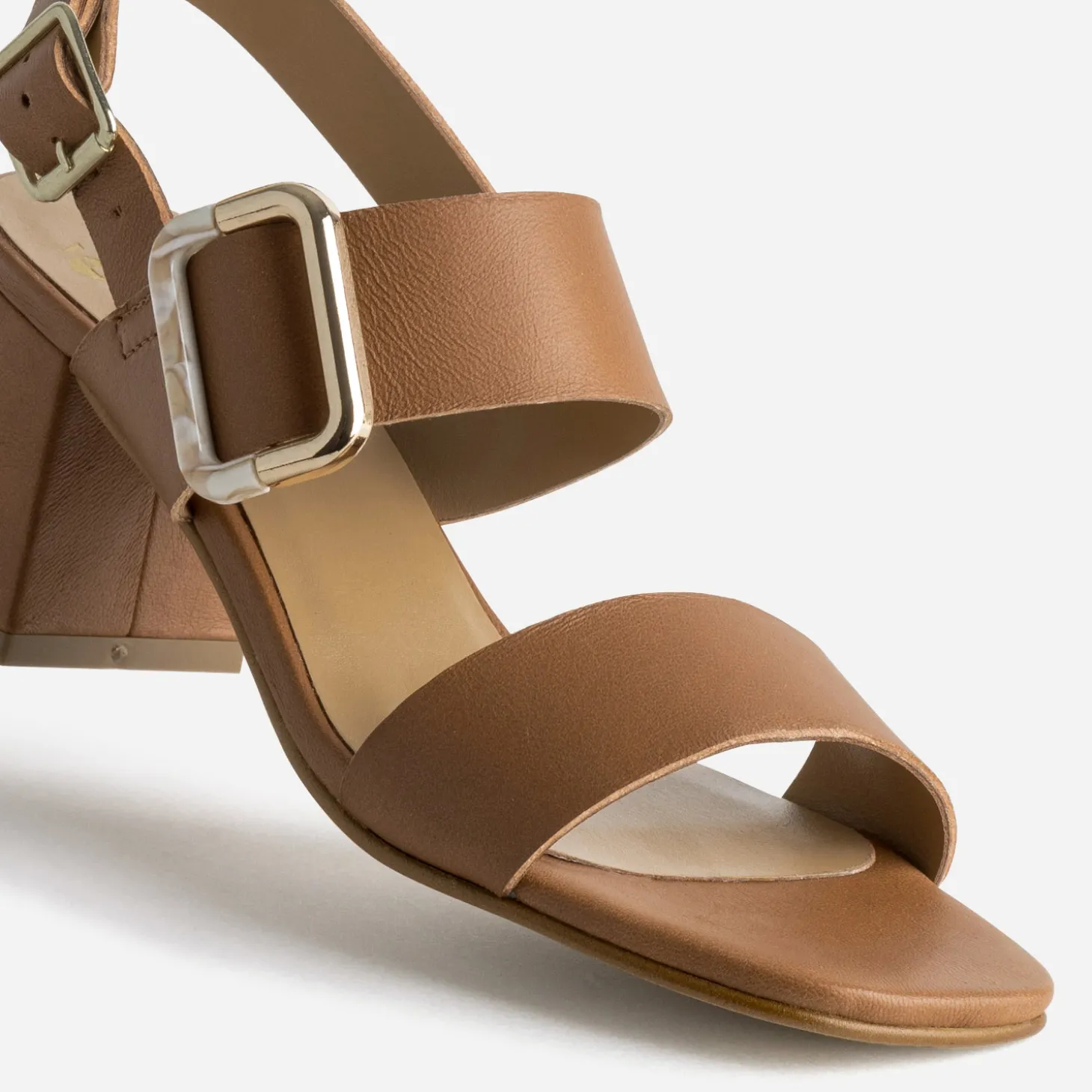 Sandale à talon camel cuir boucle fantaisie