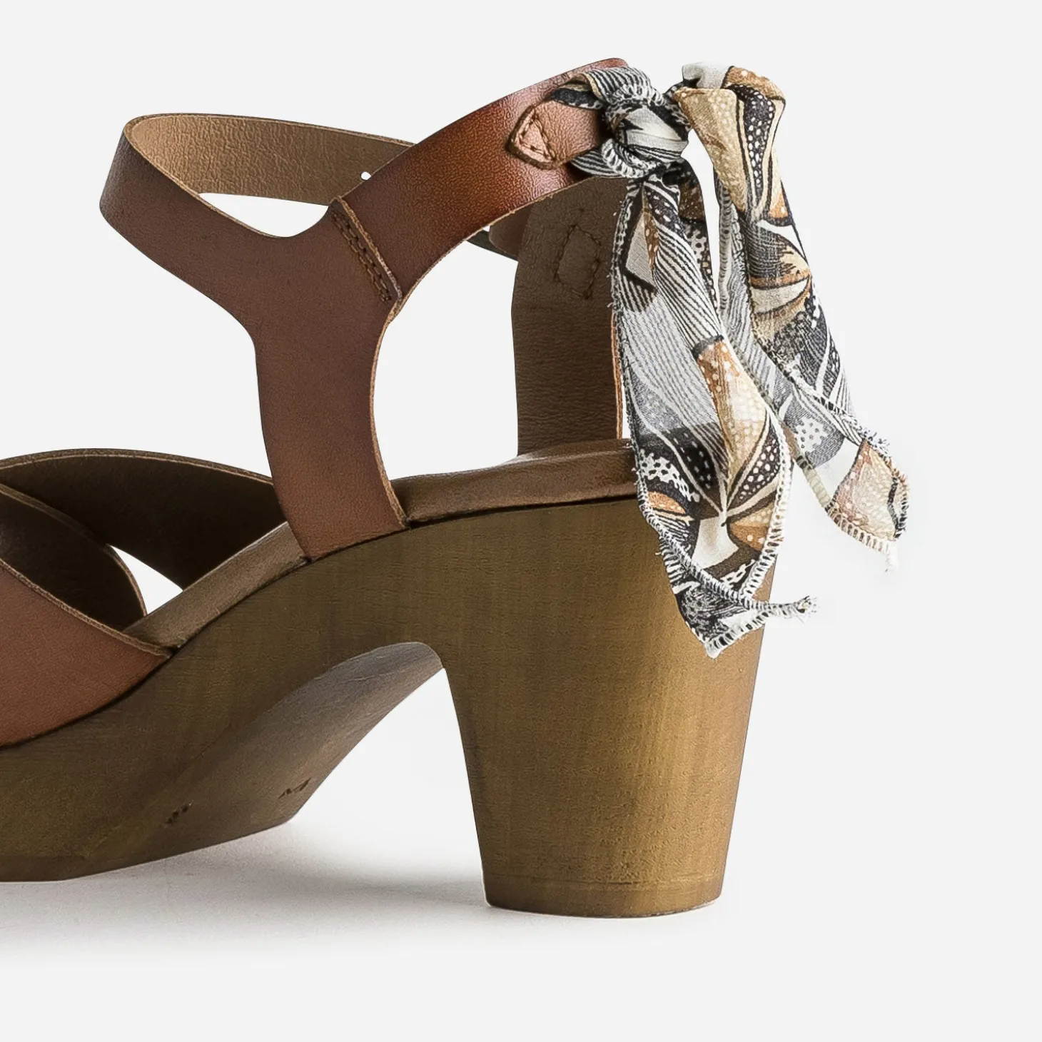 Sandale cognac en cuir éco-conçu détail foulard