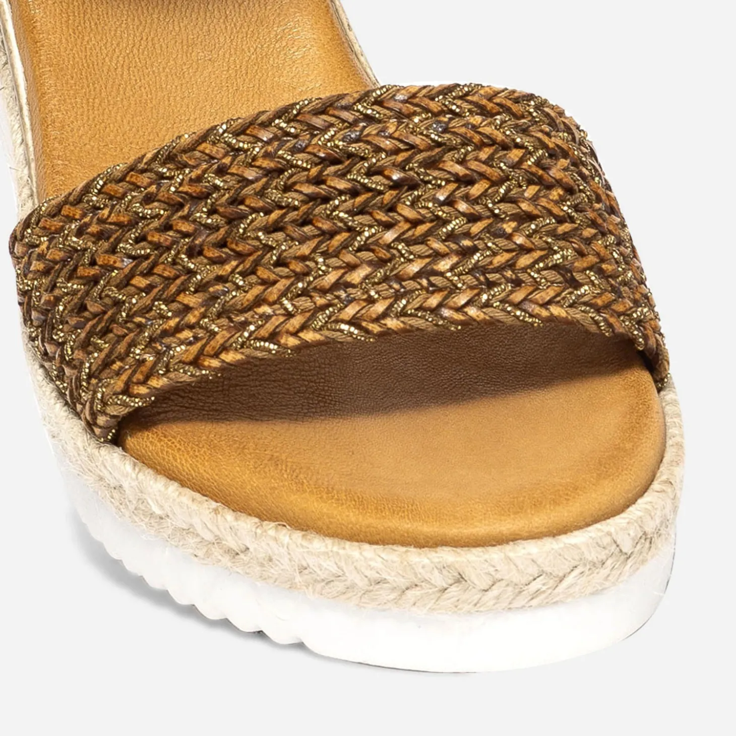 Sandale cognac en cuir éco-conçu avec bride tressée