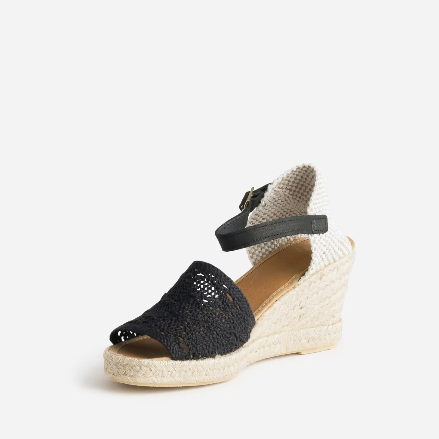 Sandale compensée noire façon macramé