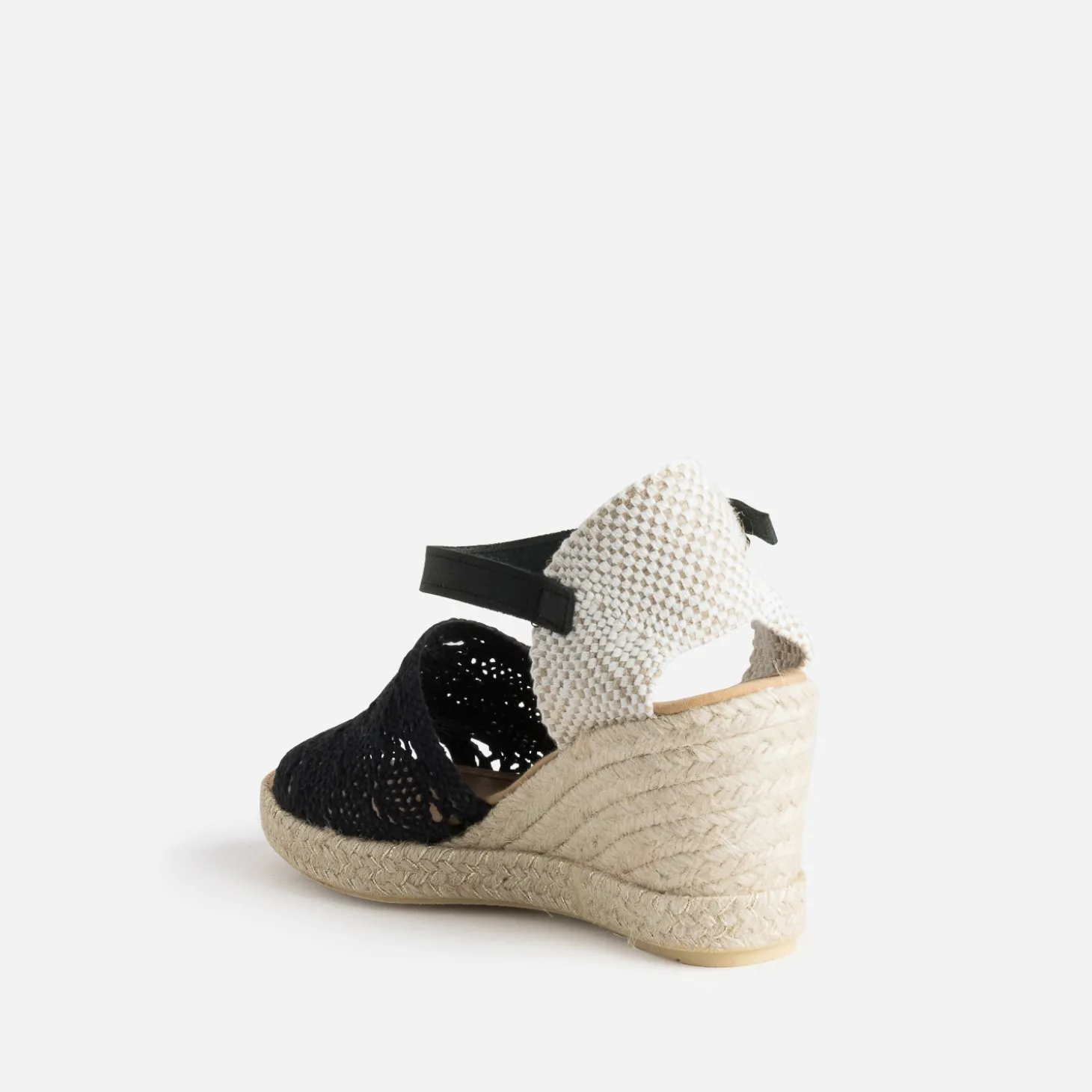 Sandale compensée noire façon macramé
