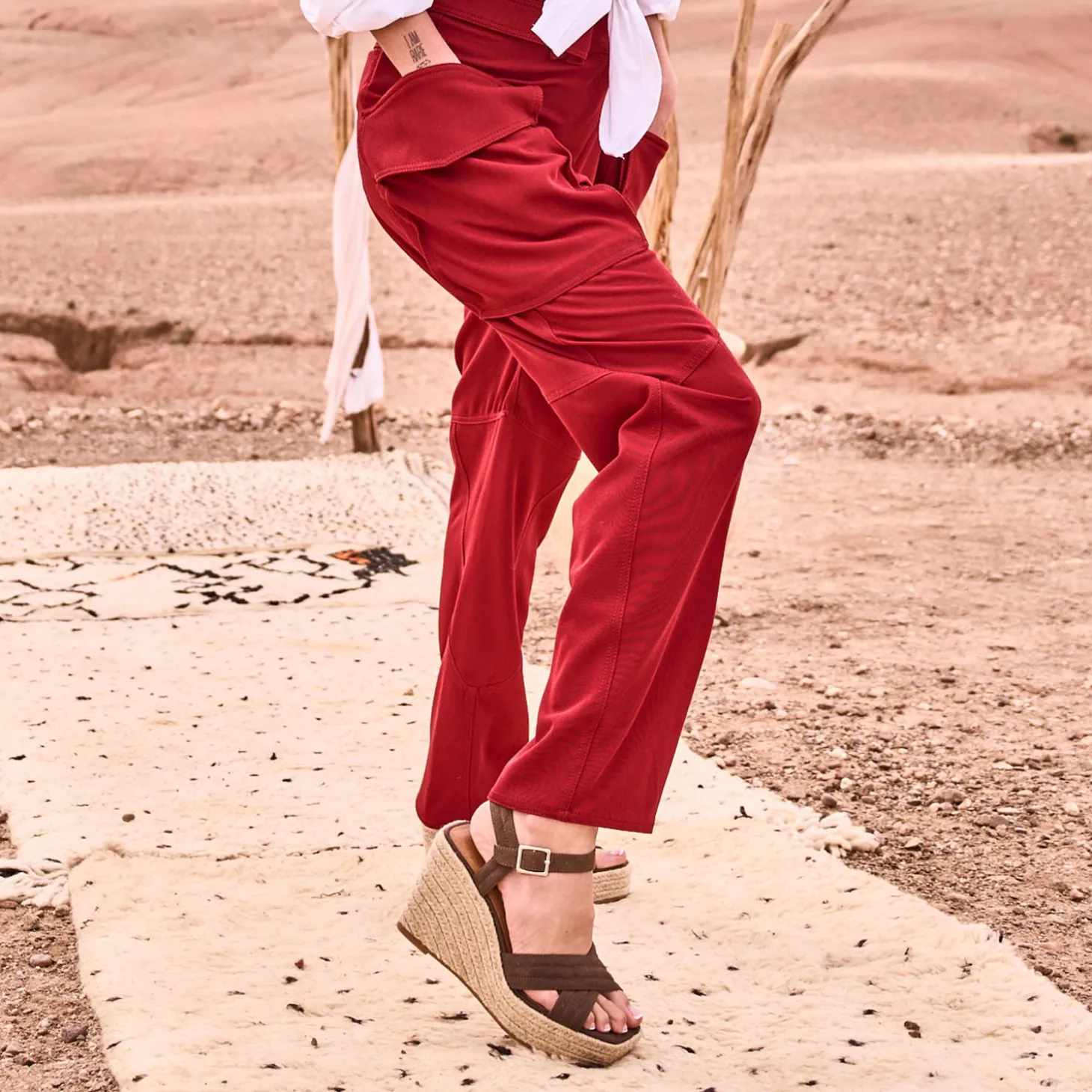 Sandale compensée TEXTO kaki suédée