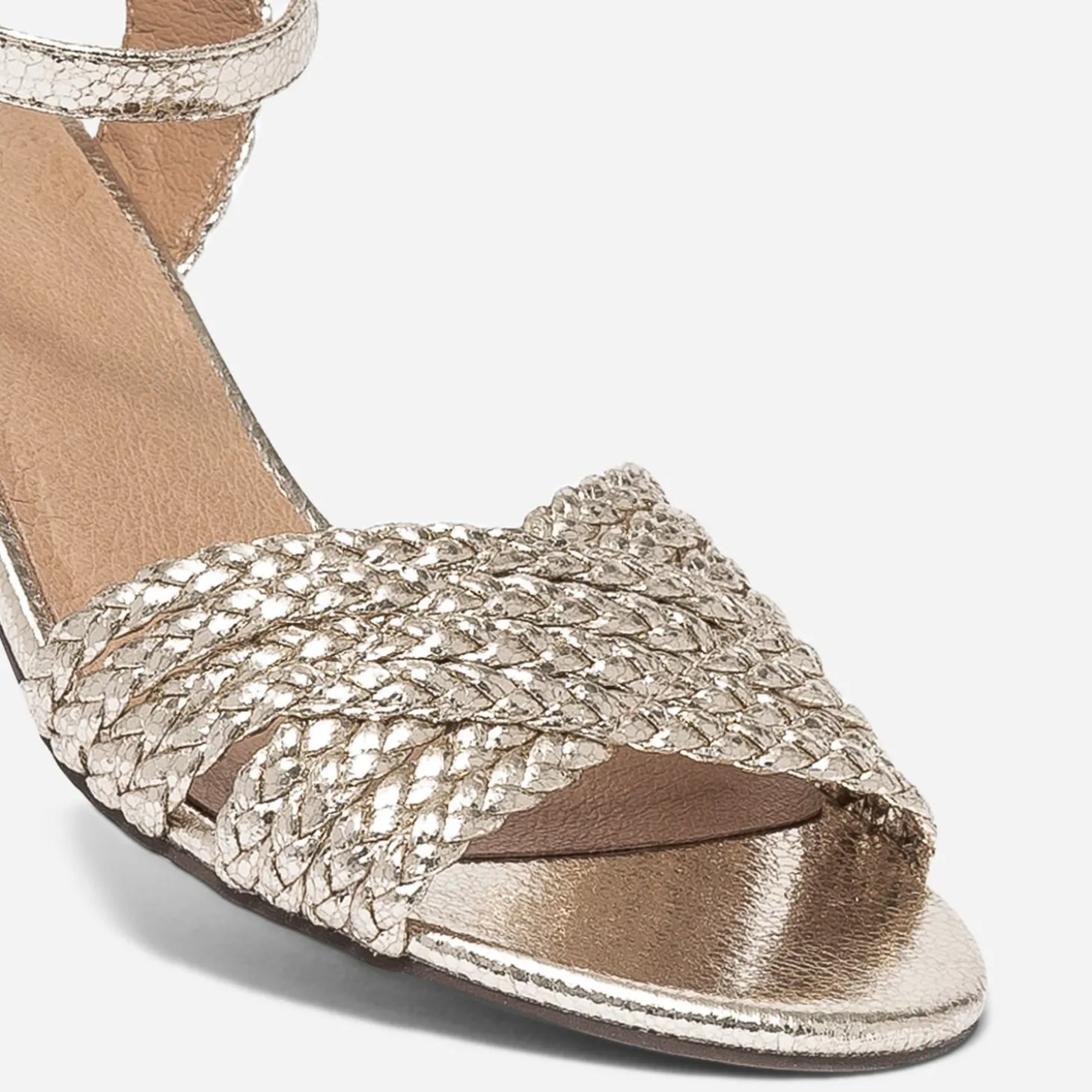Sandale dorée éco-conçue à brides tressées