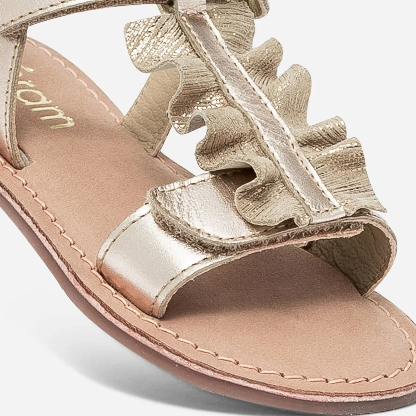 Sandale dorée en cuir à plastron volanté
