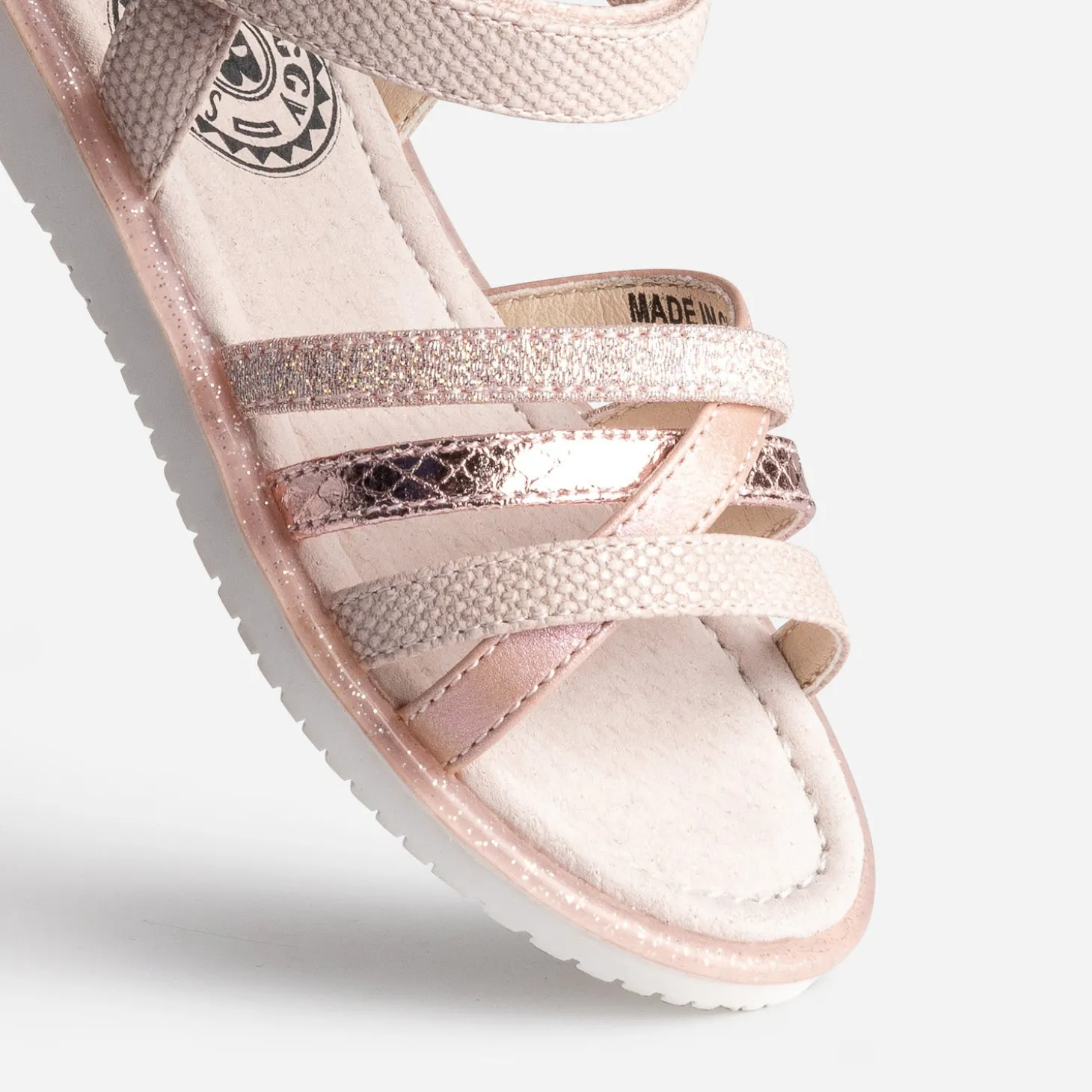 Sandale rose embossée détails métallisés
