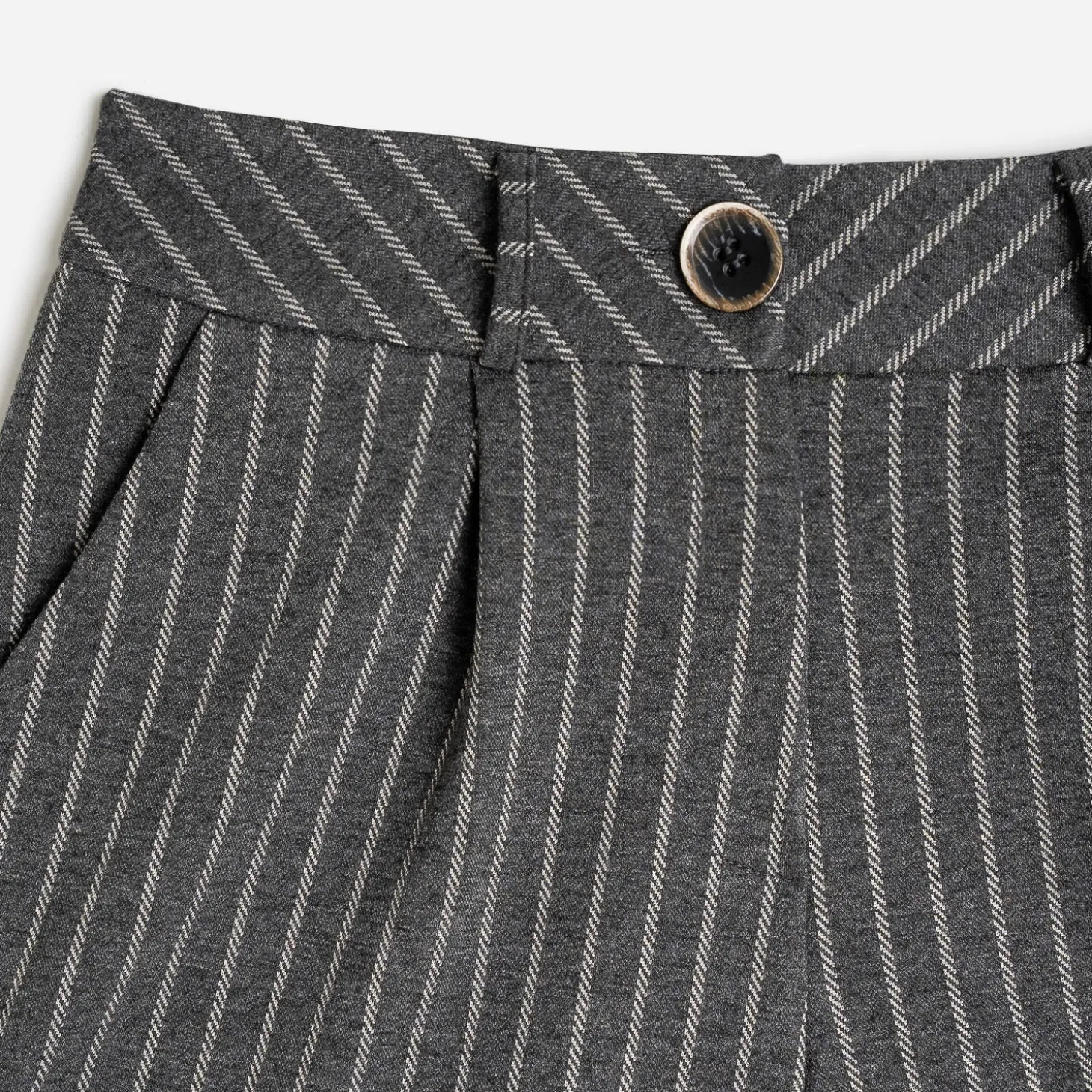 Short TEXTO gris à motif rayures