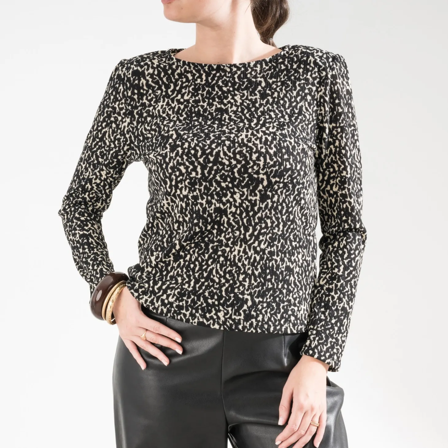Tee-shirt TEXTO noir imprimé animalier à épaulettes