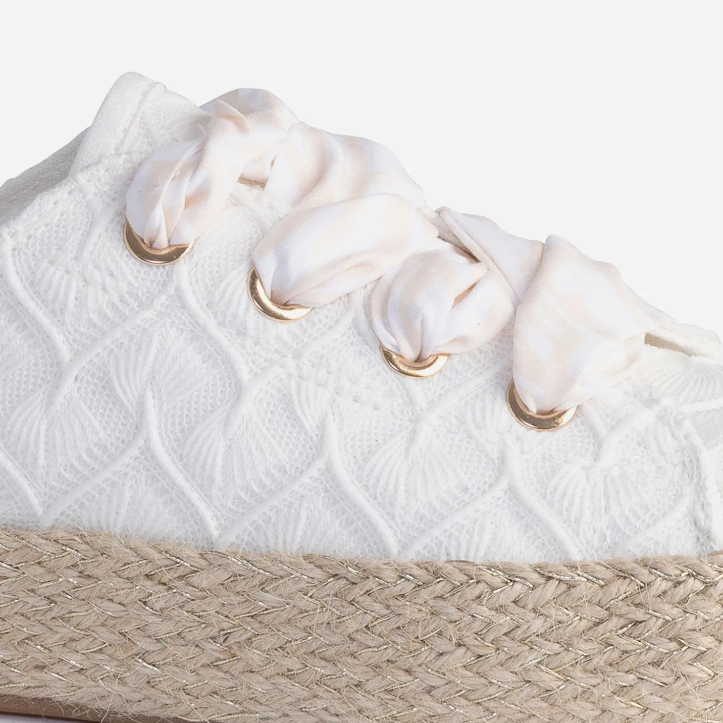 Tennis blanche brodée dentelle éco-conçue