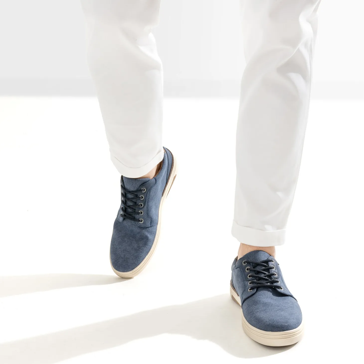 Tennis bleue en toile